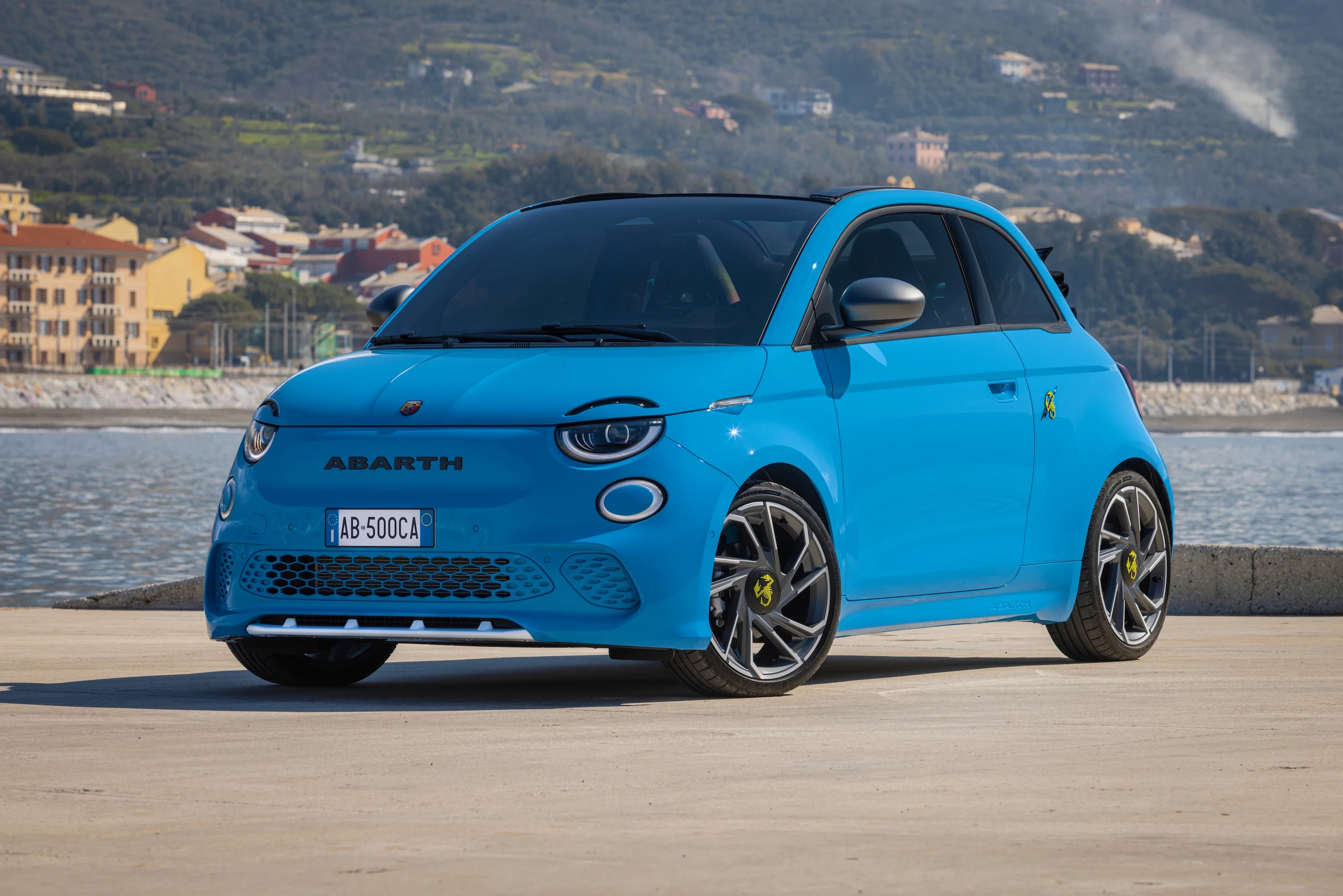 Abarth 500e Cabrio exterior view
