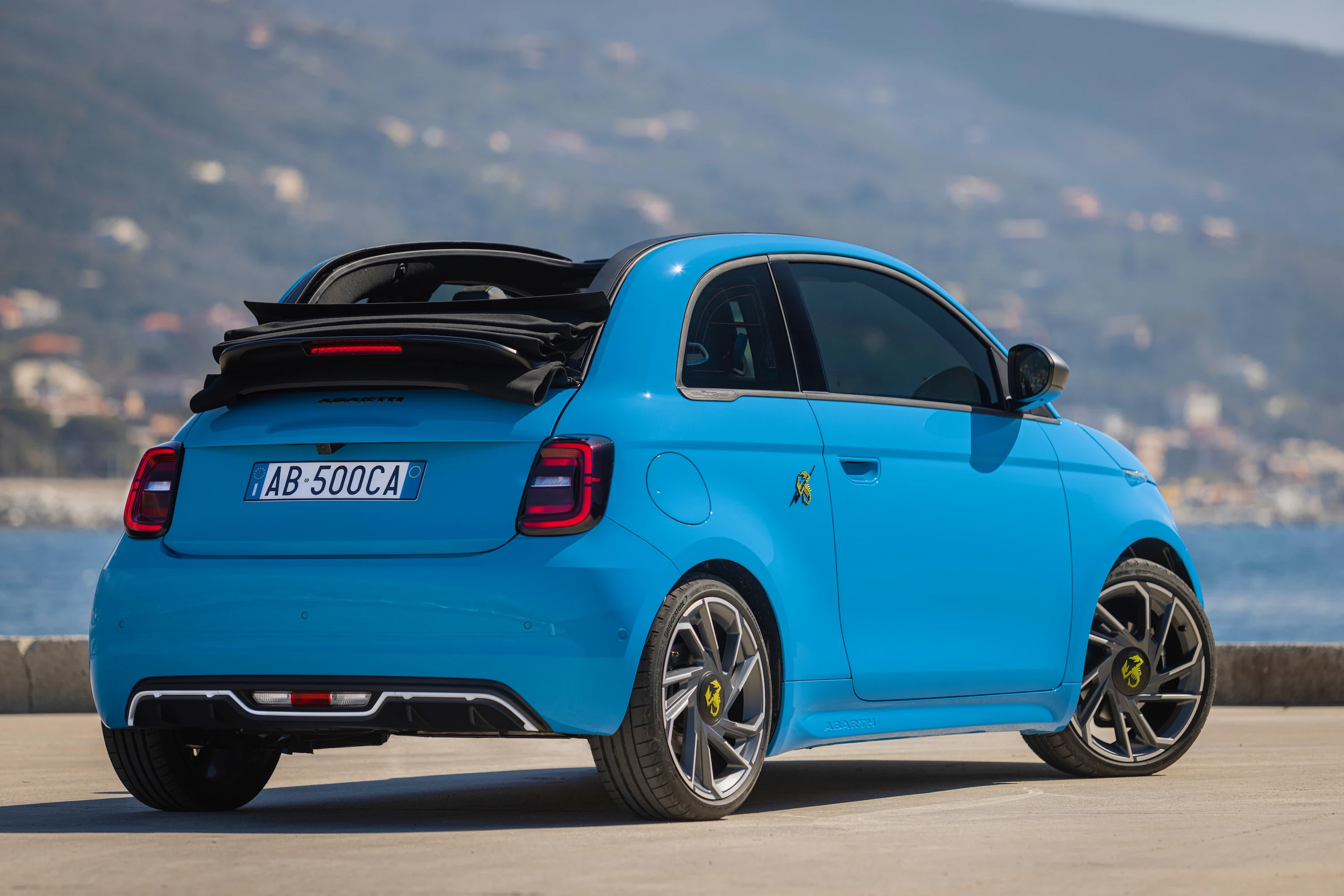 Abarth 500e Cabrio exterior view