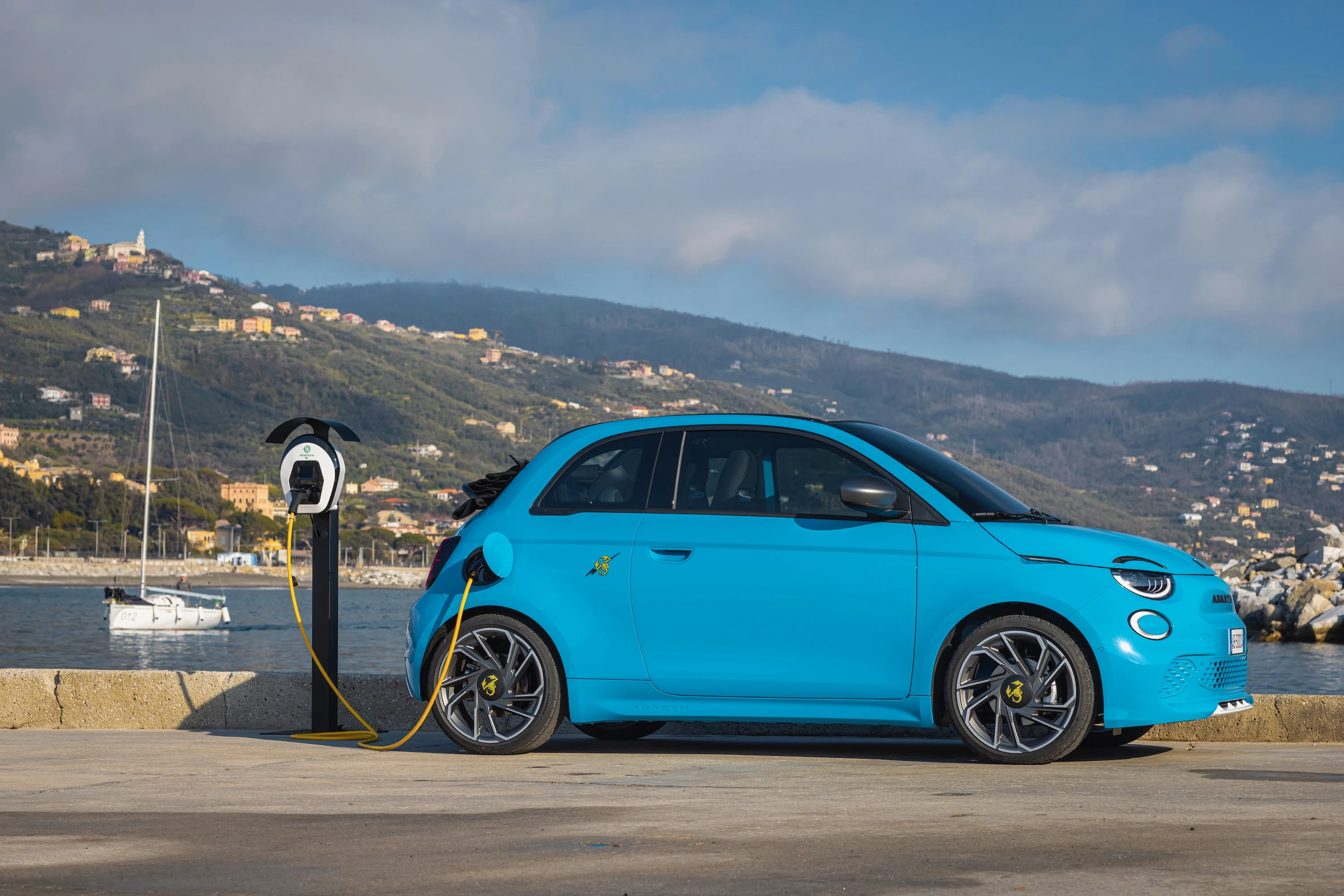 Abarth 500e Cabrio exterior view