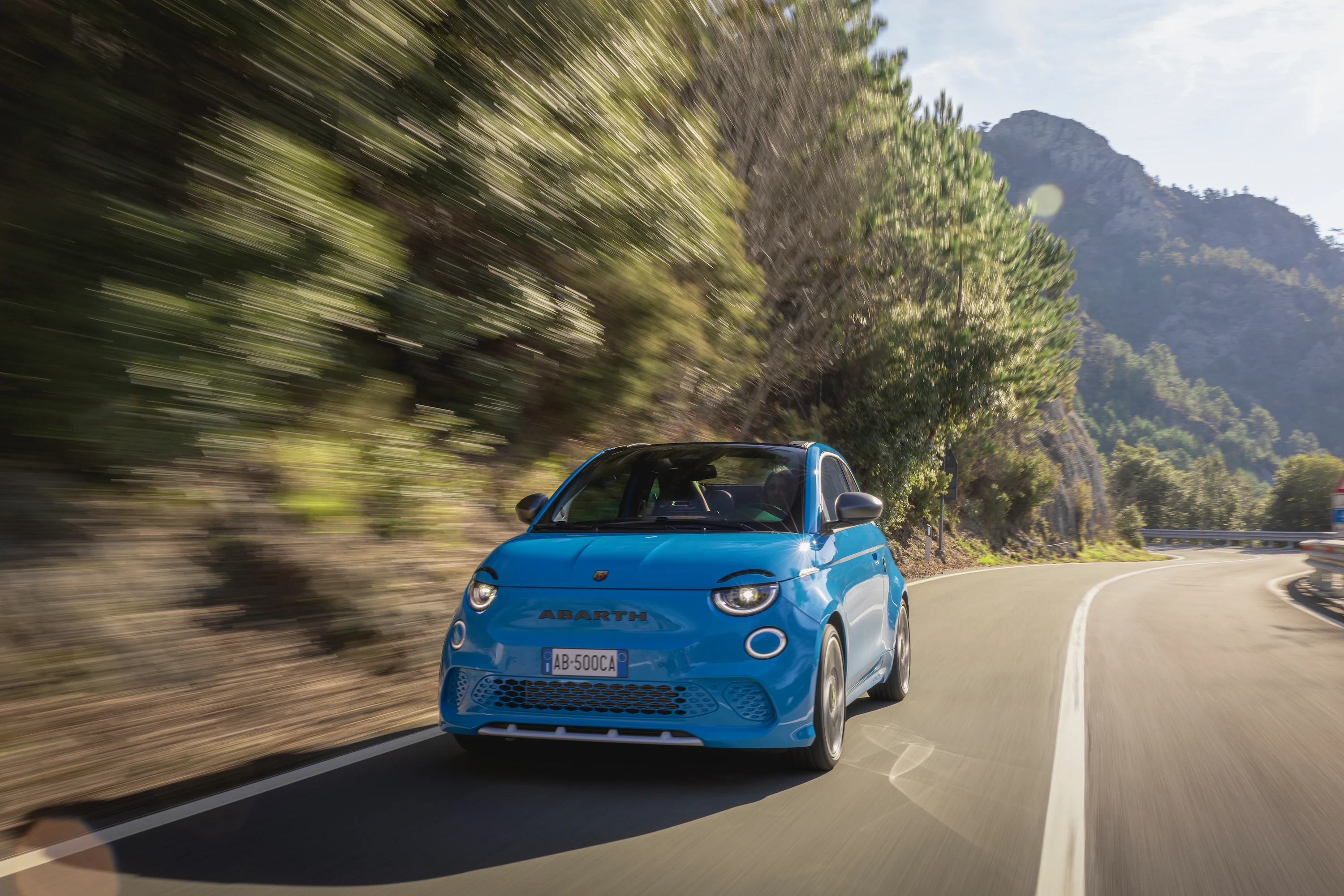 Abarth 500e Cabrio exterior view