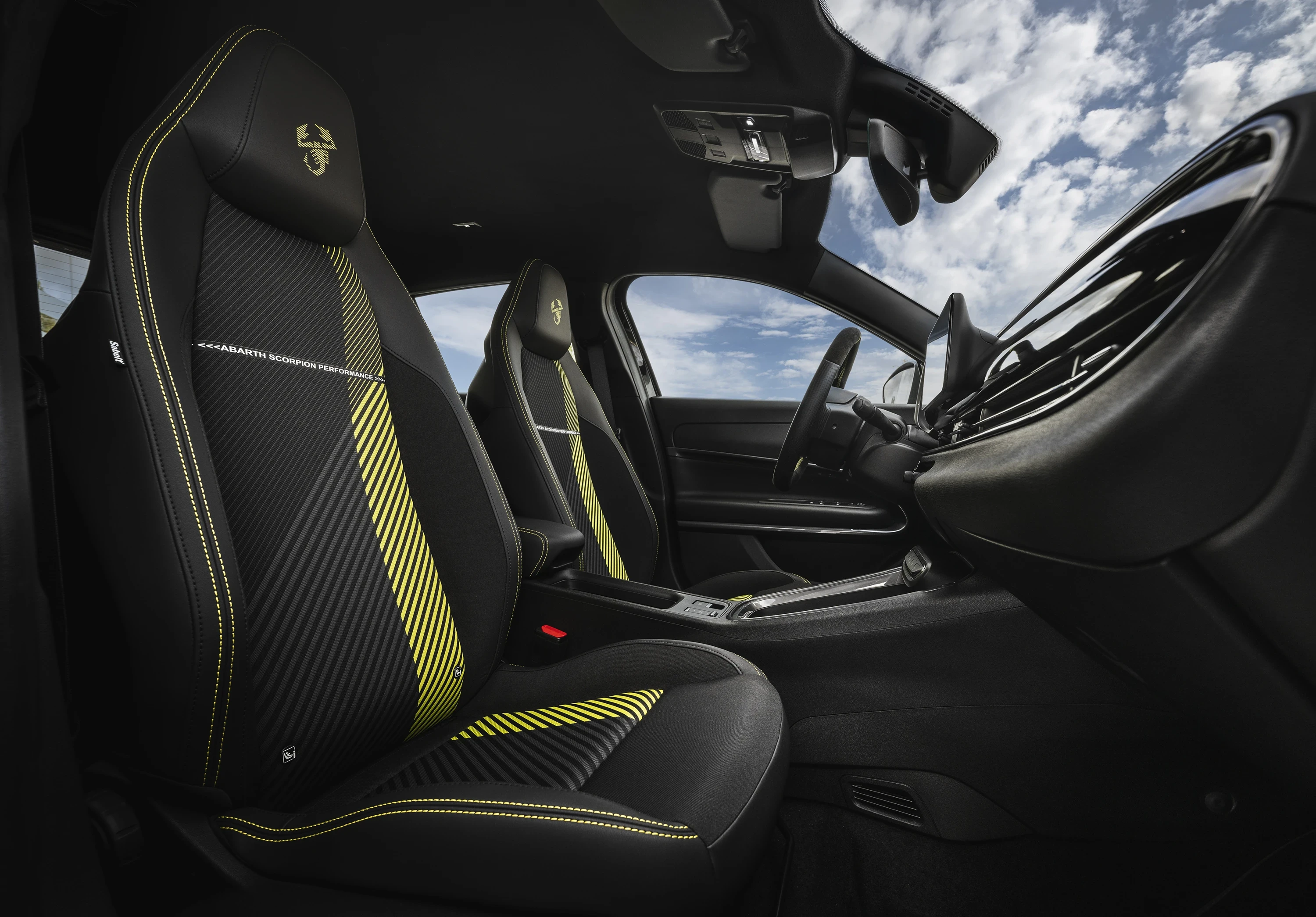 Abarth 600e Turismo frontseats view
