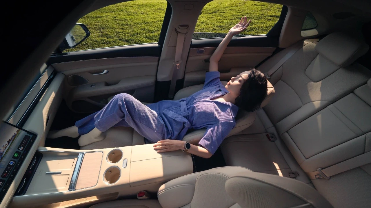 AITO M5 RWD frontseats view