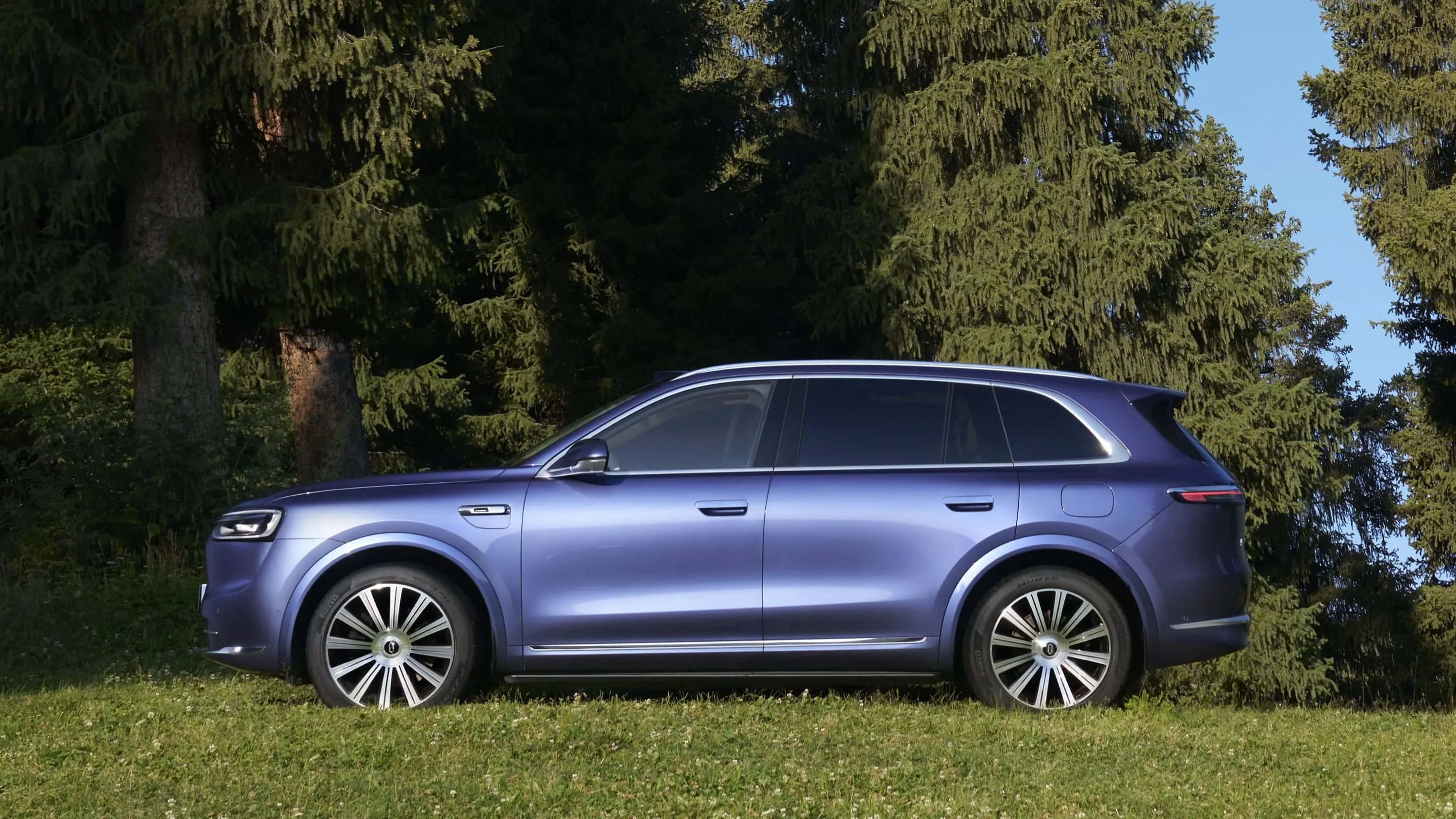 AITO M7 AWD exterior view