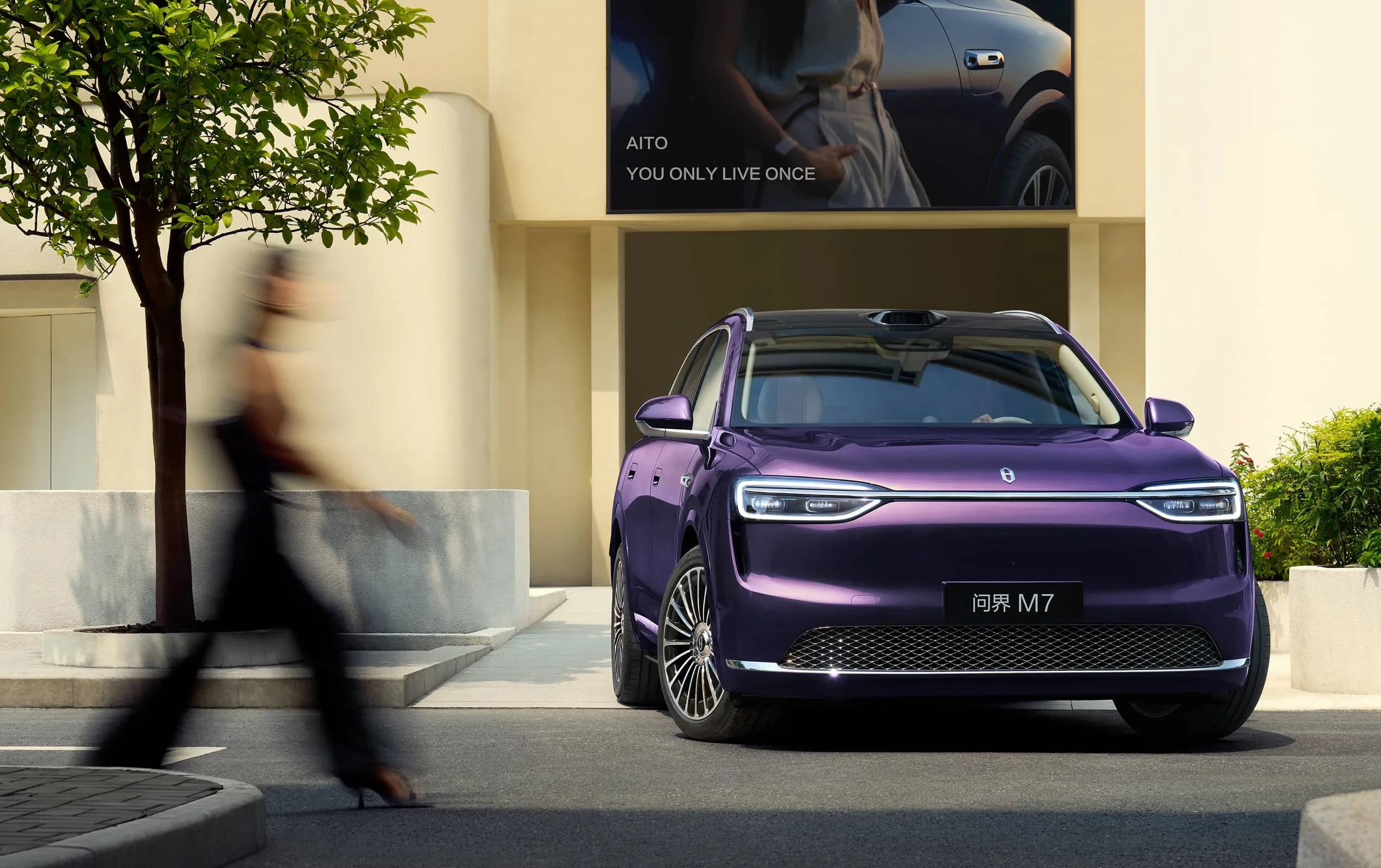 AITO M7 AWD exterior view