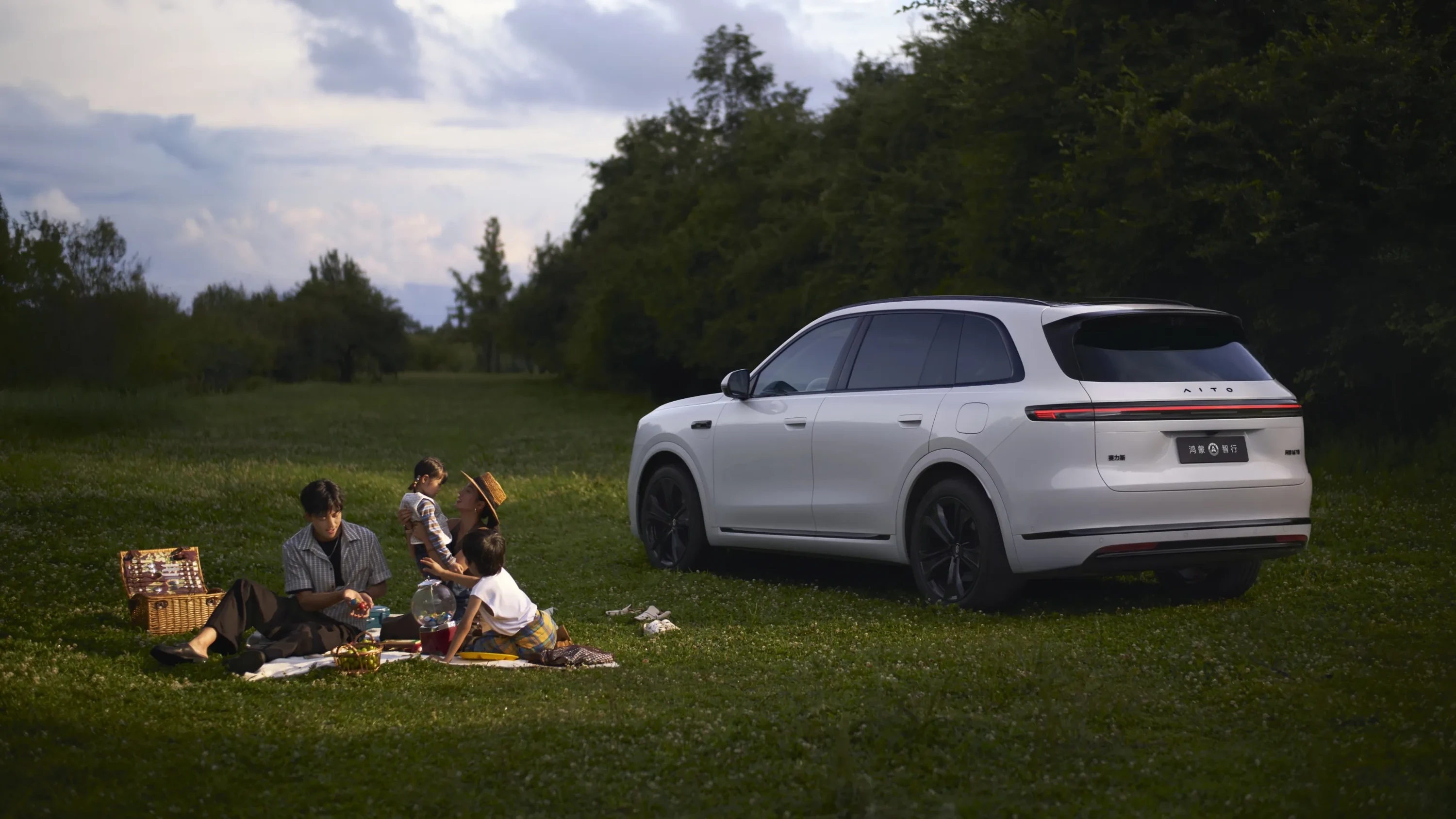 AITO M7 AWD lifestyle view