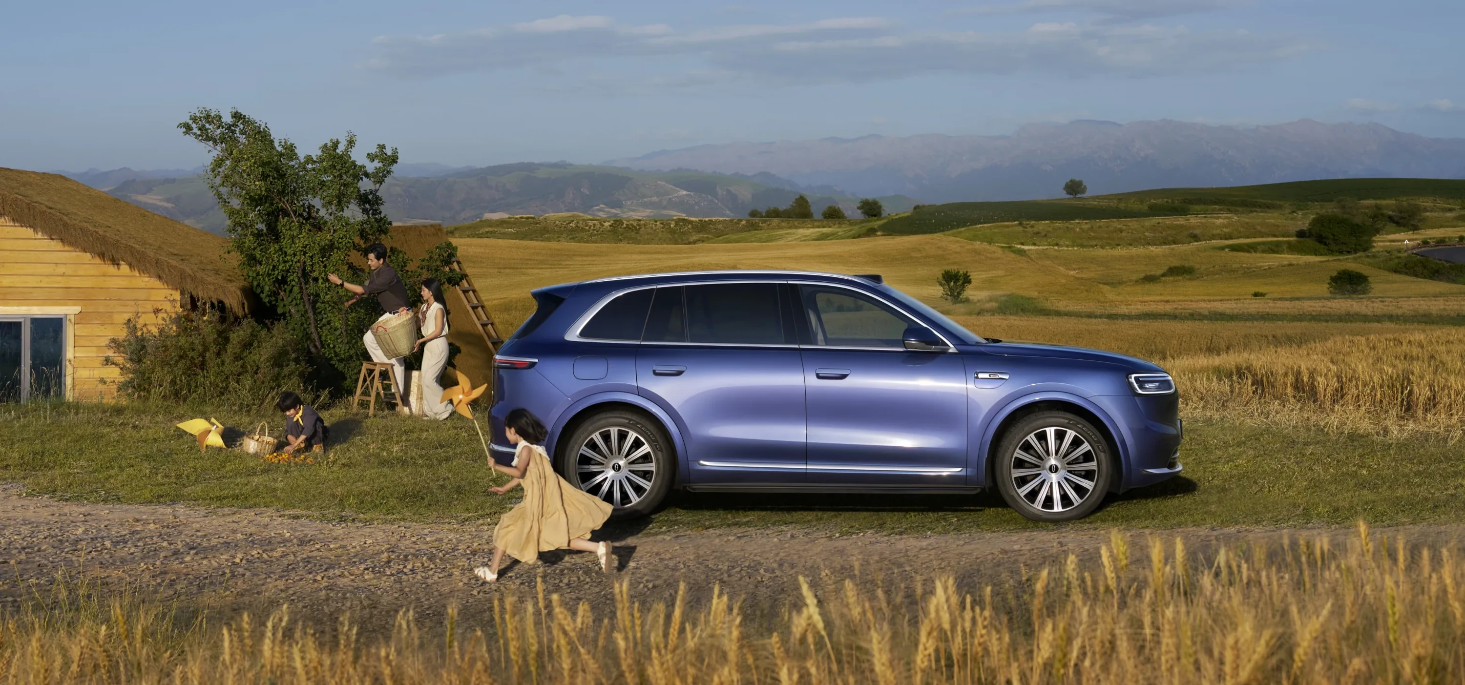 AITO M7 AWD lifestyle view
