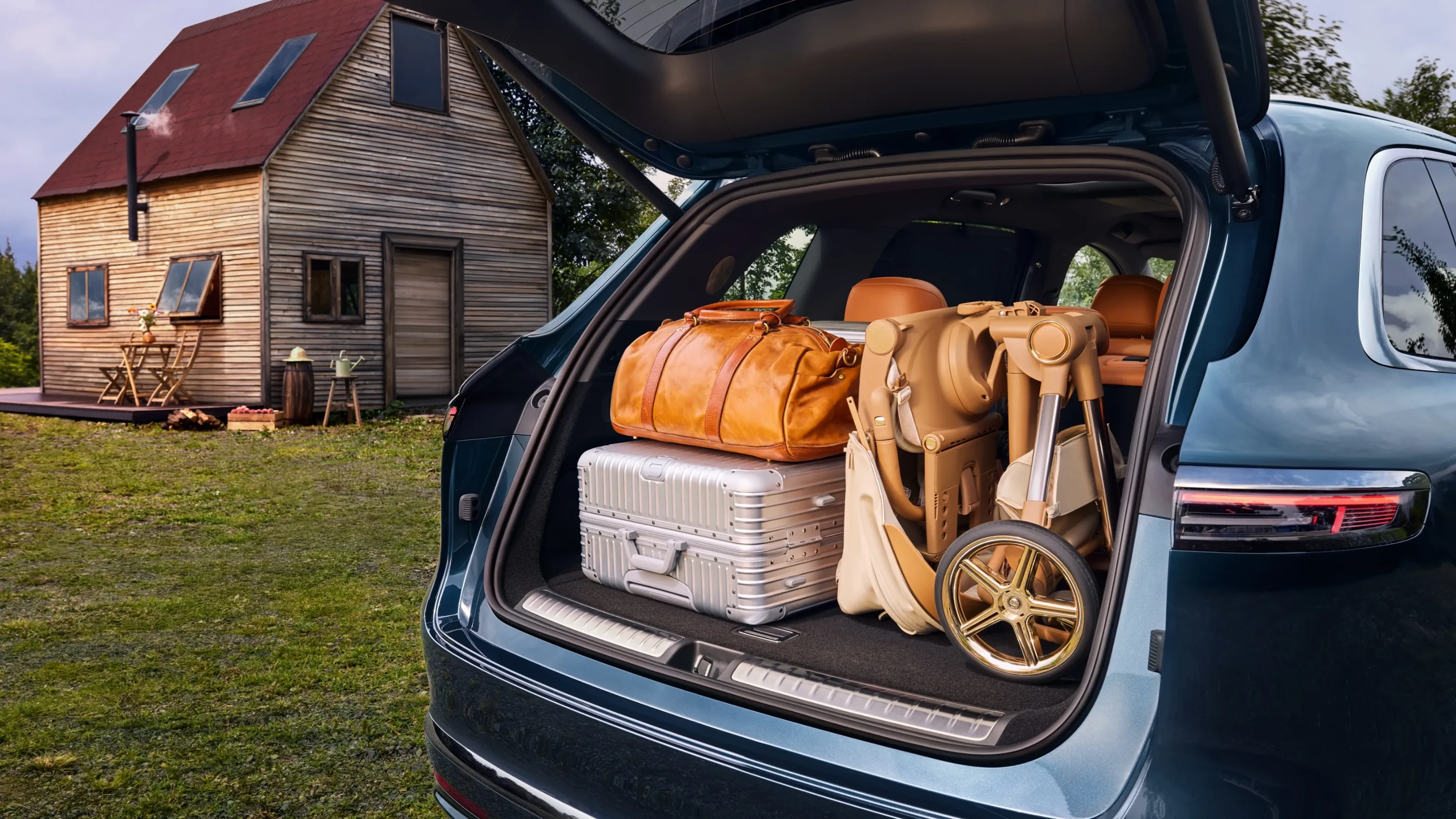 AITO M7 RWD trunk view