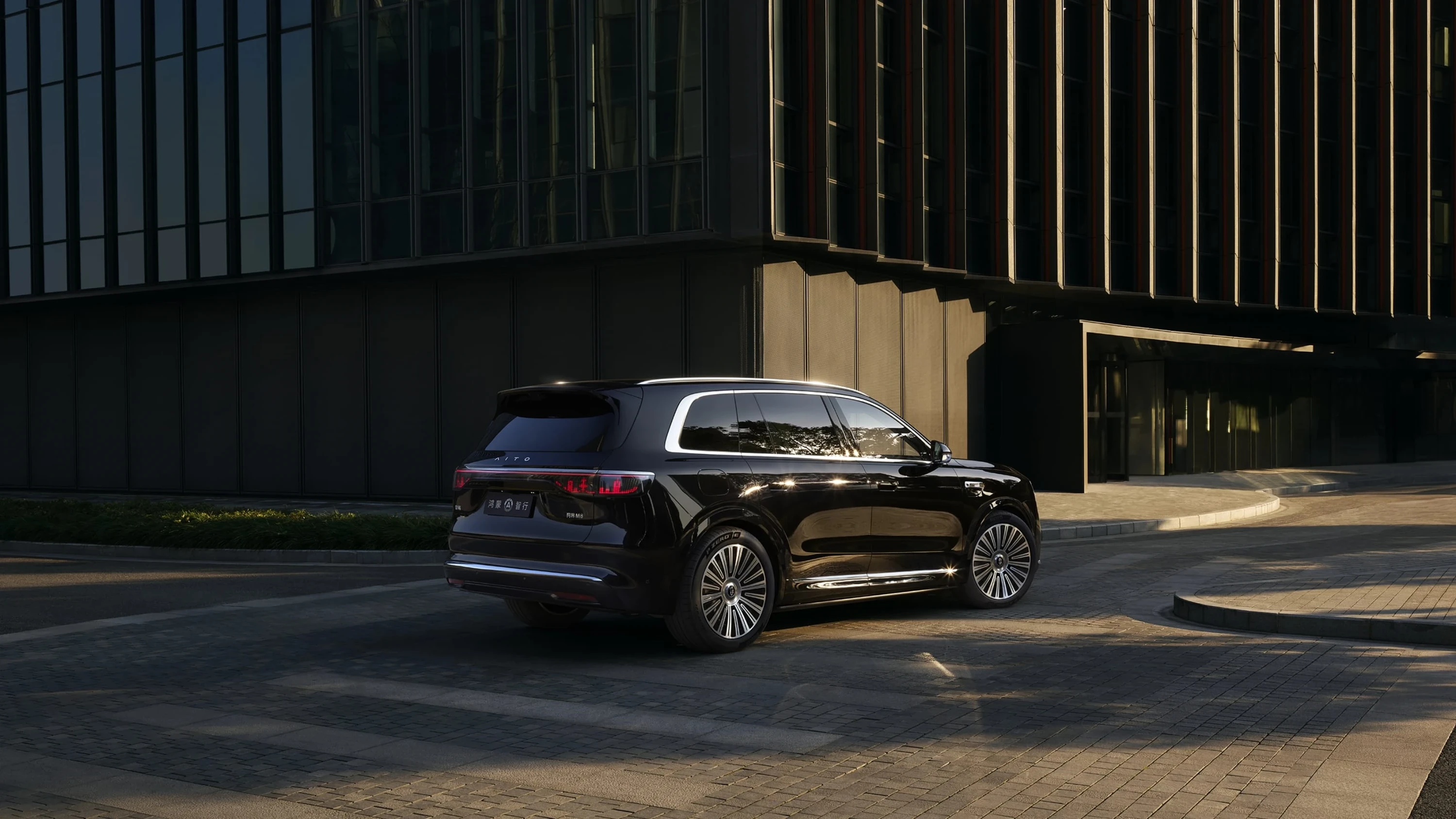 AITO M8 AWD exterior view