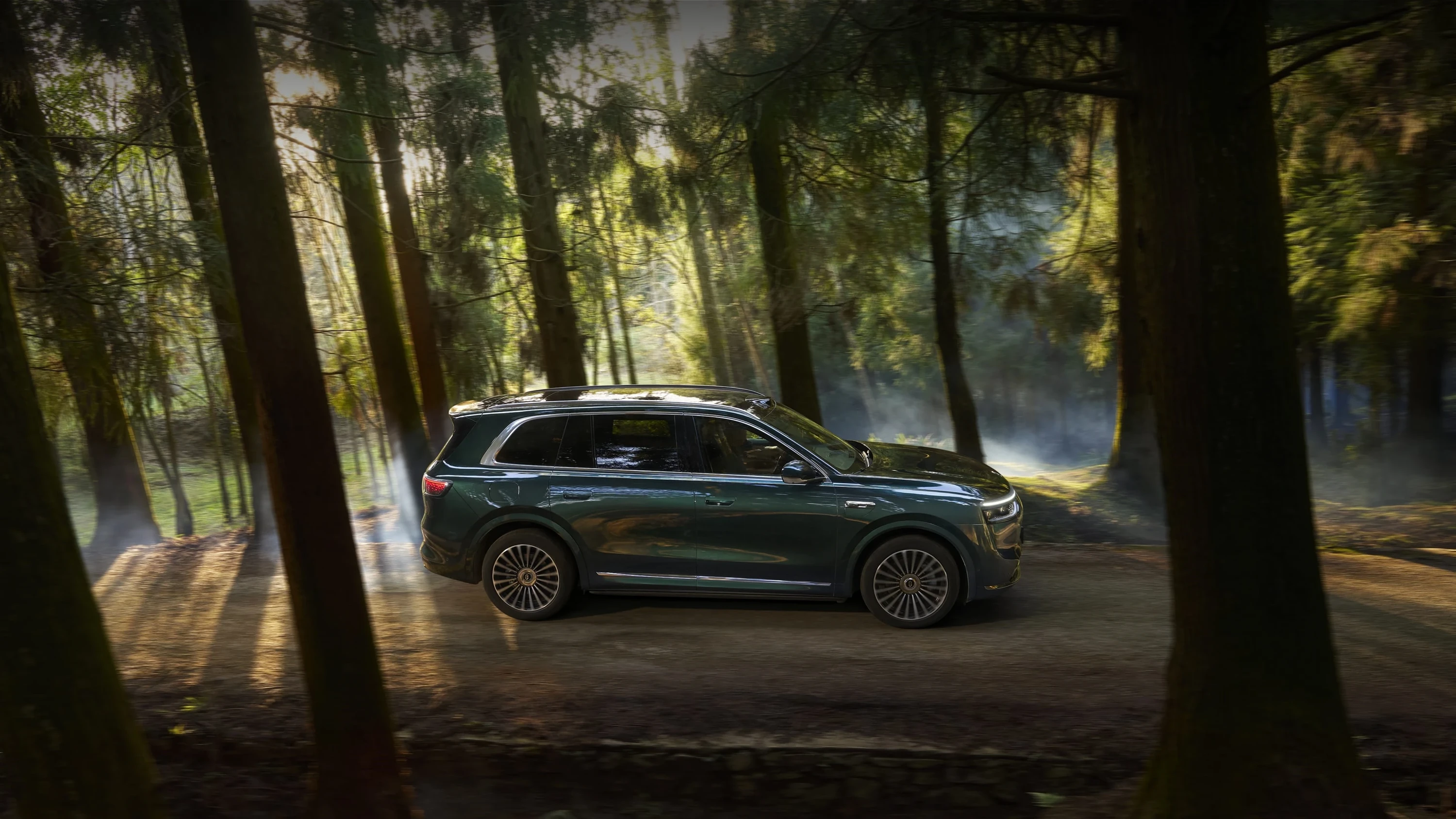 AITO M8 AWD exterior view