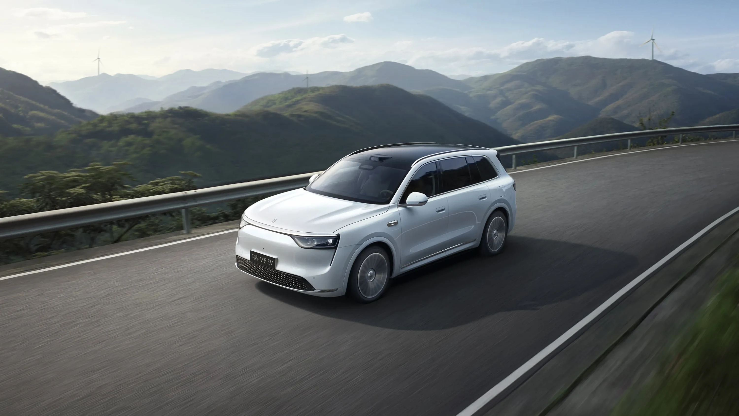 AITO M8 AWD exterior view