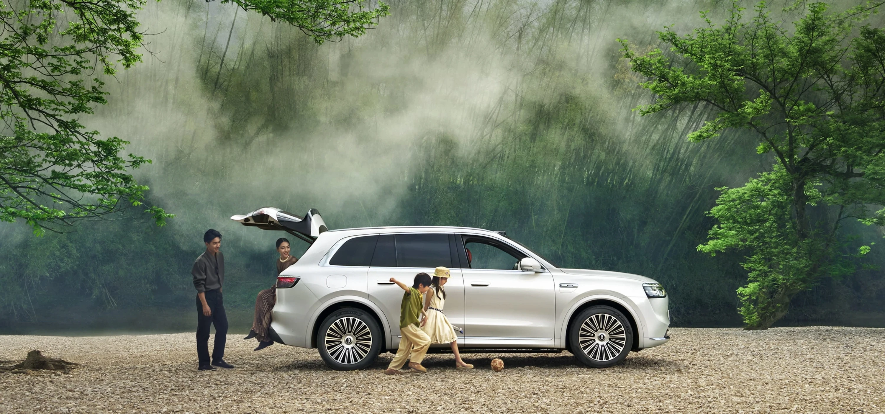 AITO M8 AWD lifestyle view