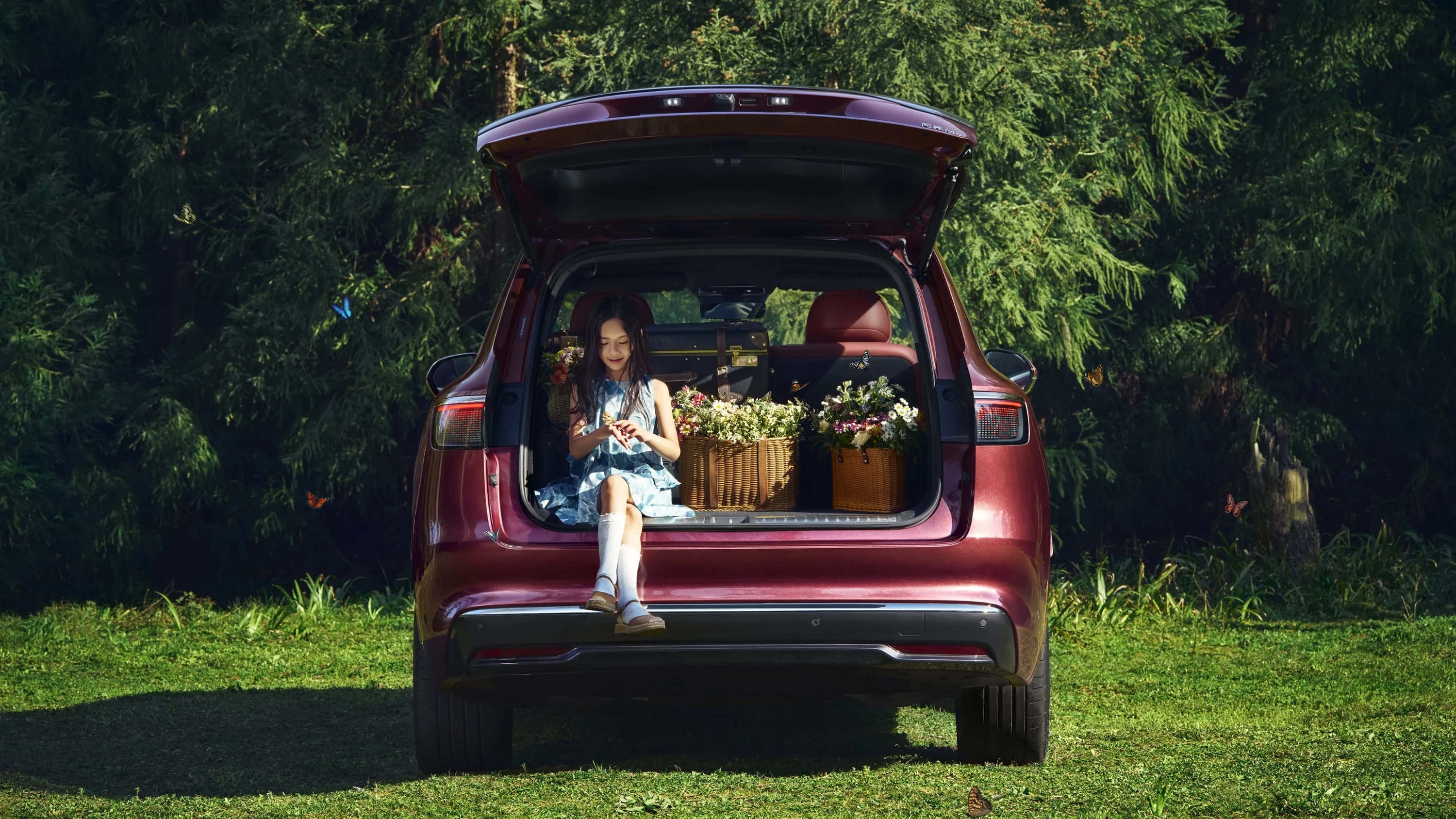 AITO M8 AWD trunk view