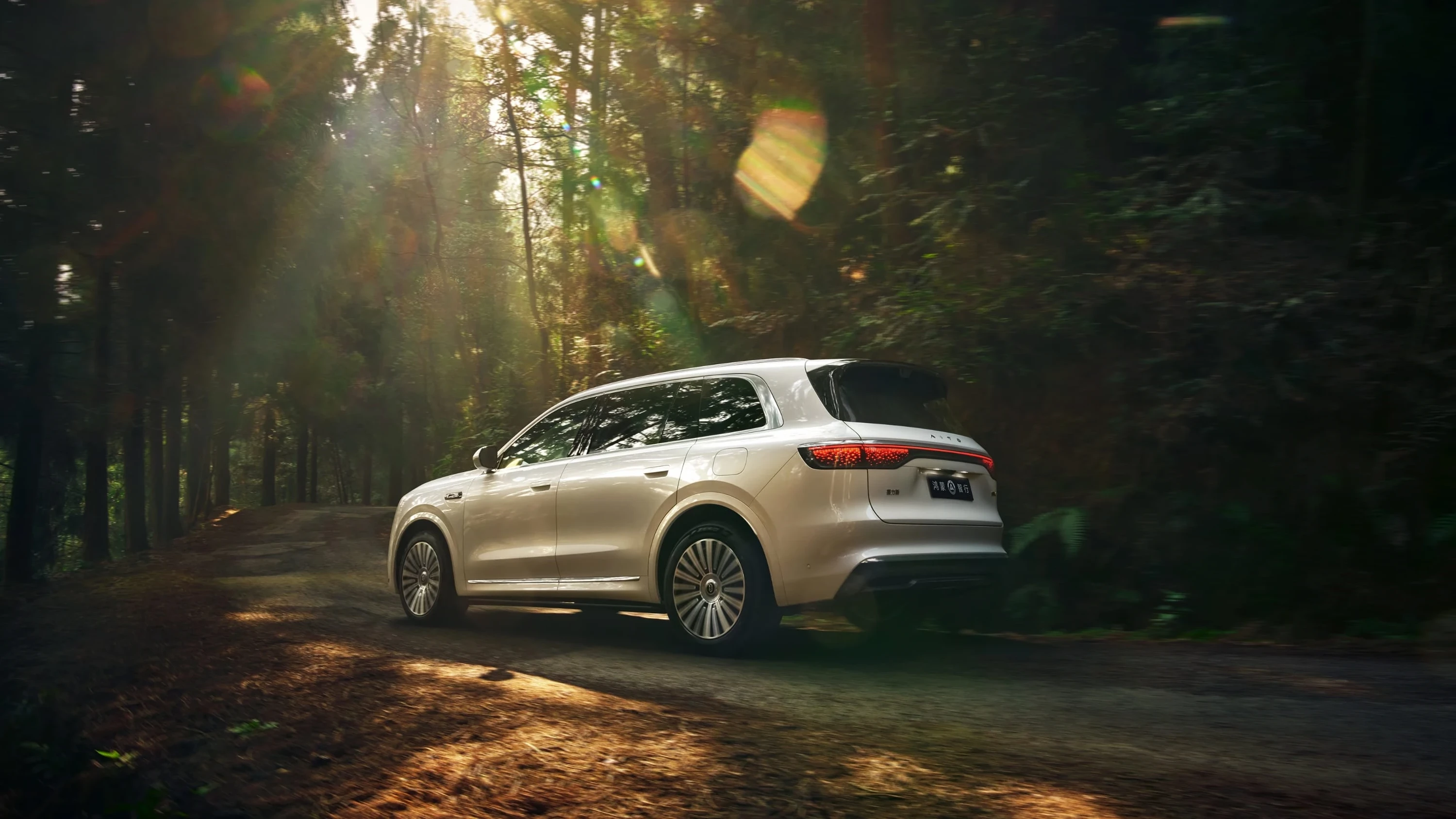 AITO M8 AWD exterior view