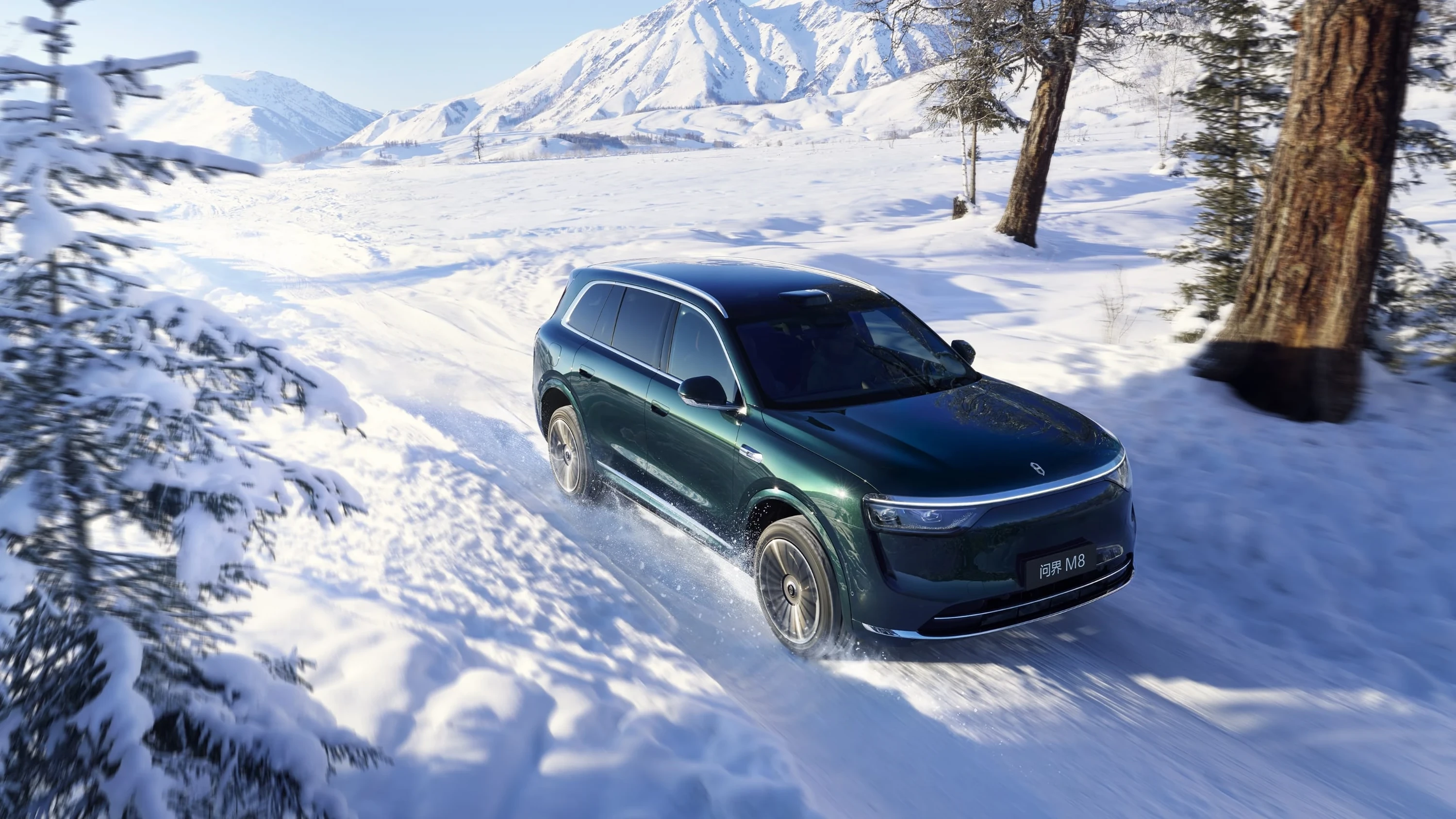 AITO M8 AWD exterior view
