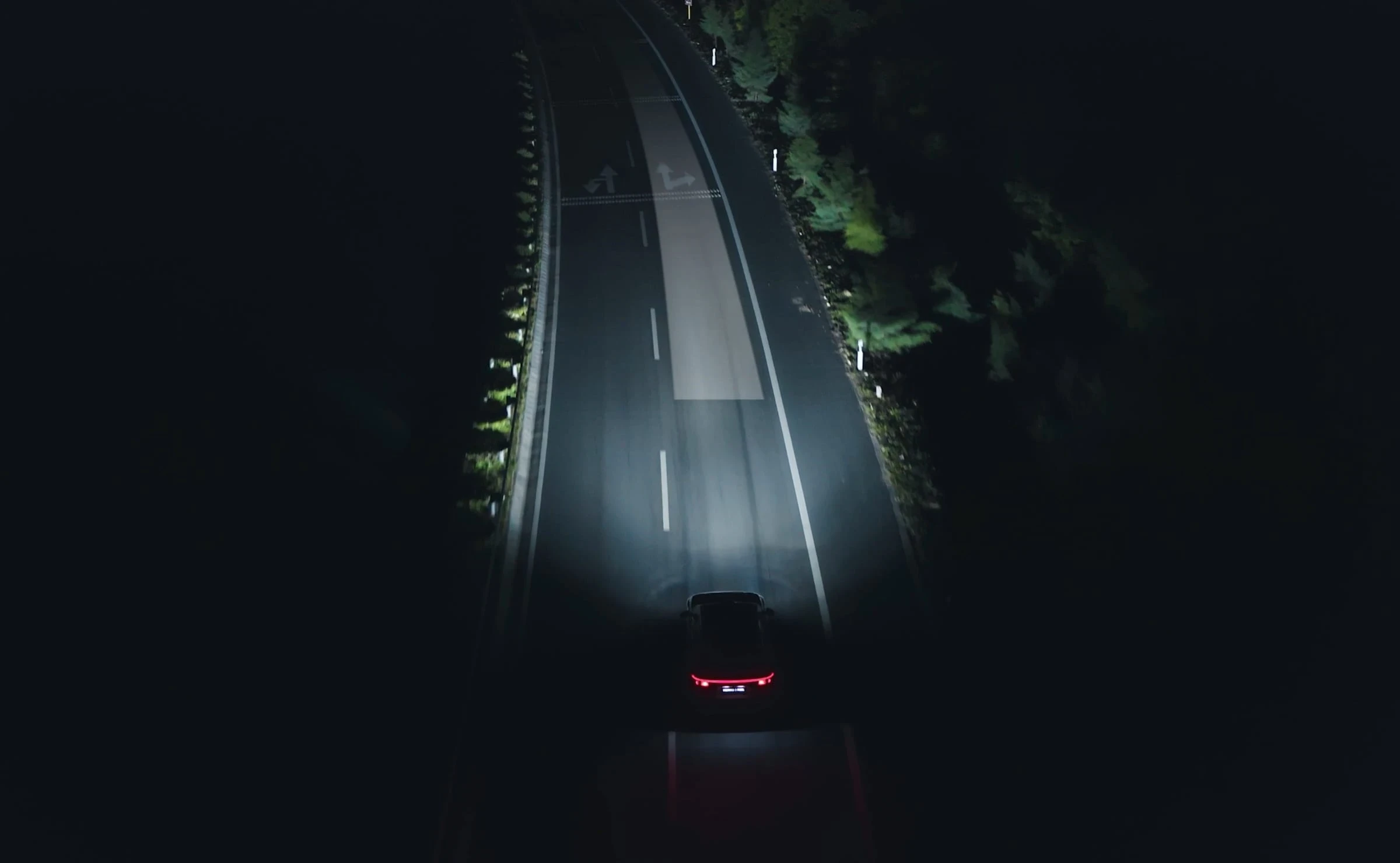 AITO M8 AWD headlights view