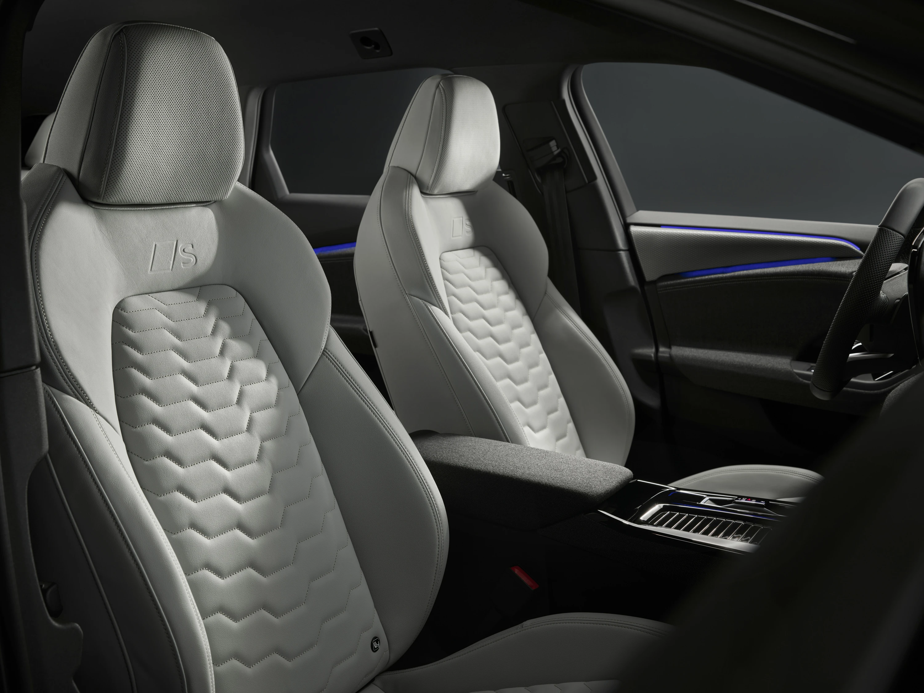 Audi A6 Avant e-tron frontseats view