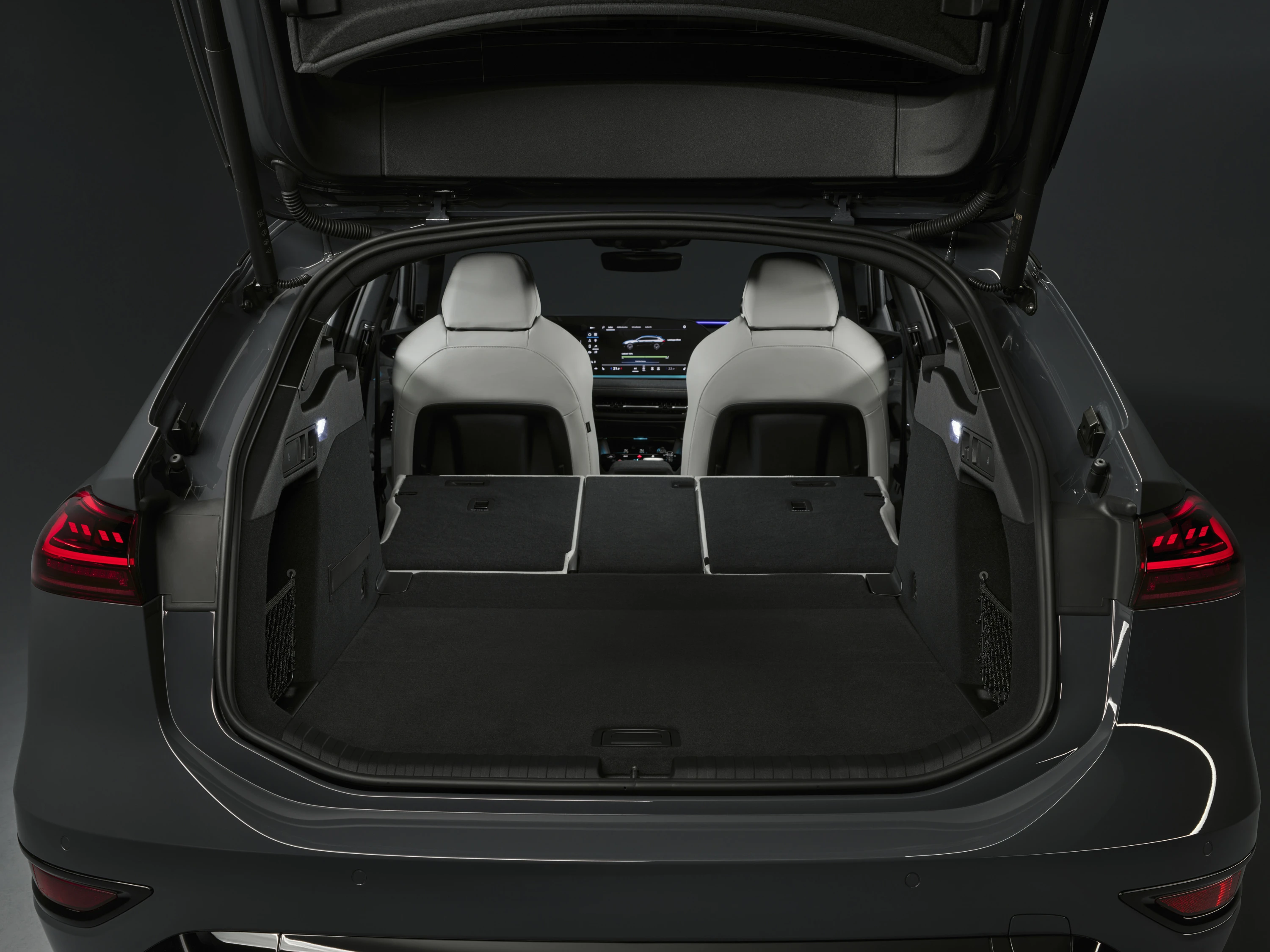 Audi A6 Avant e-tron trunk view