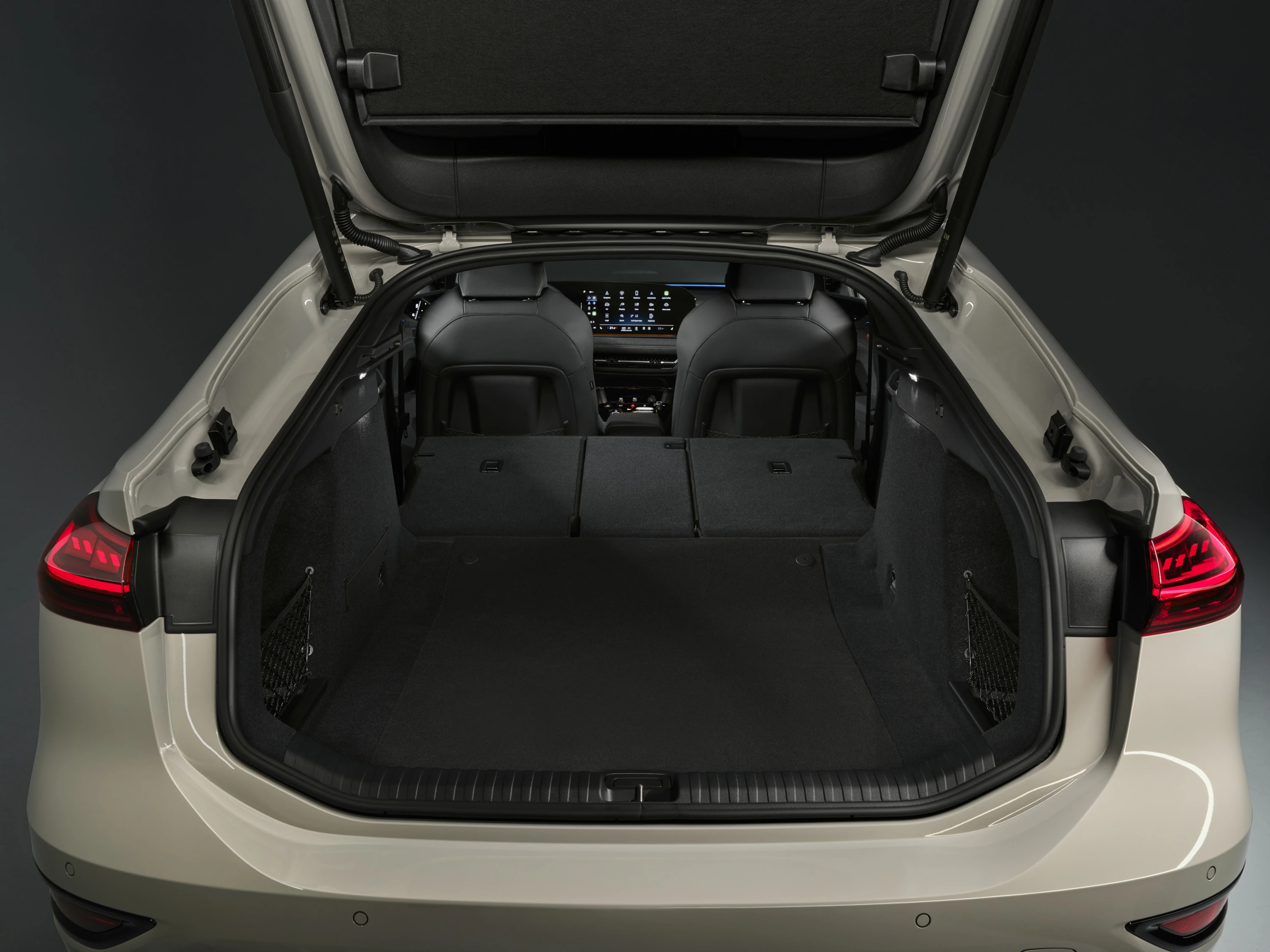 Audi A6 Sportback e-tron trunk view