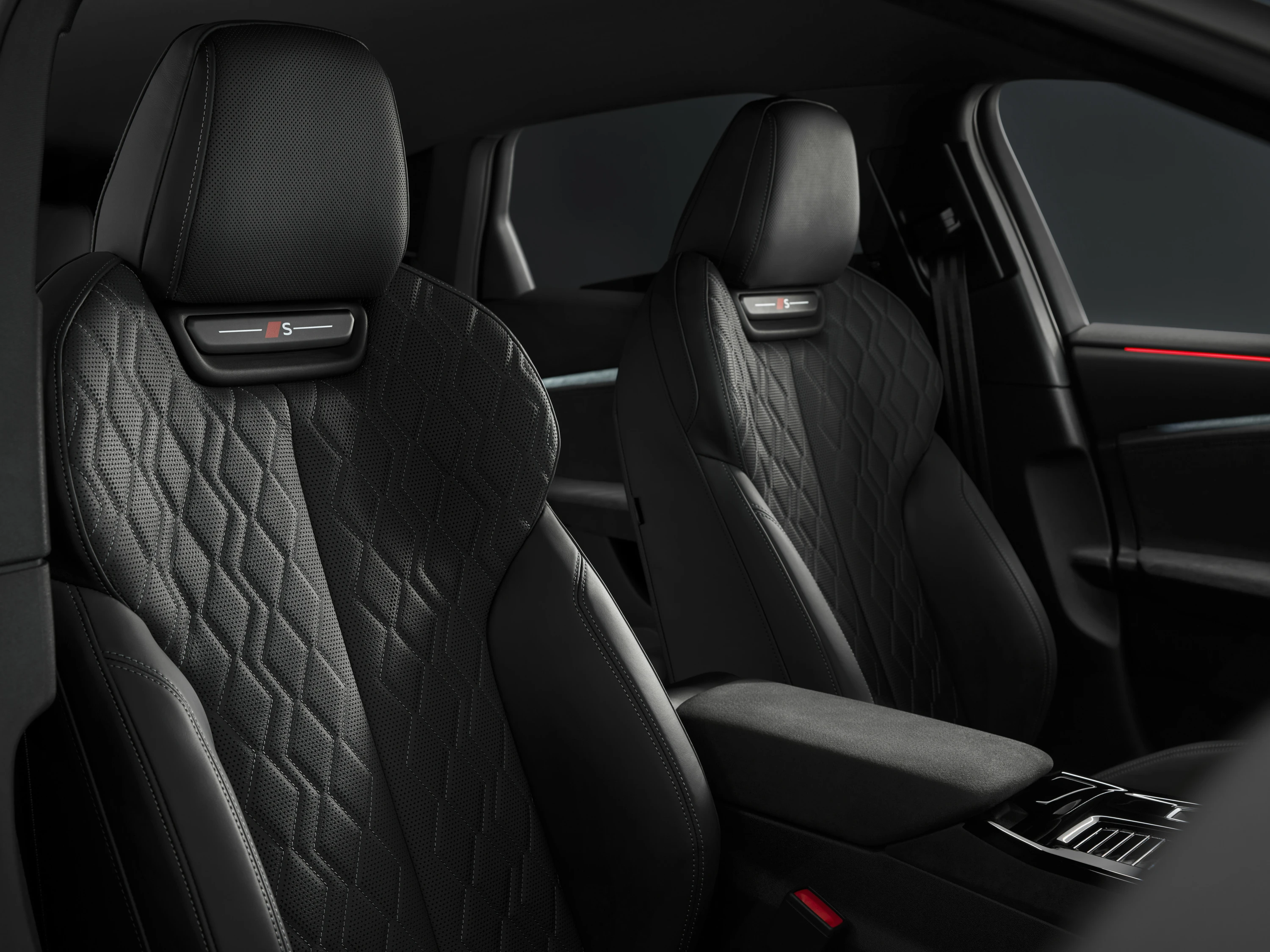 Audi S6 Sportback e-tron frontseats view