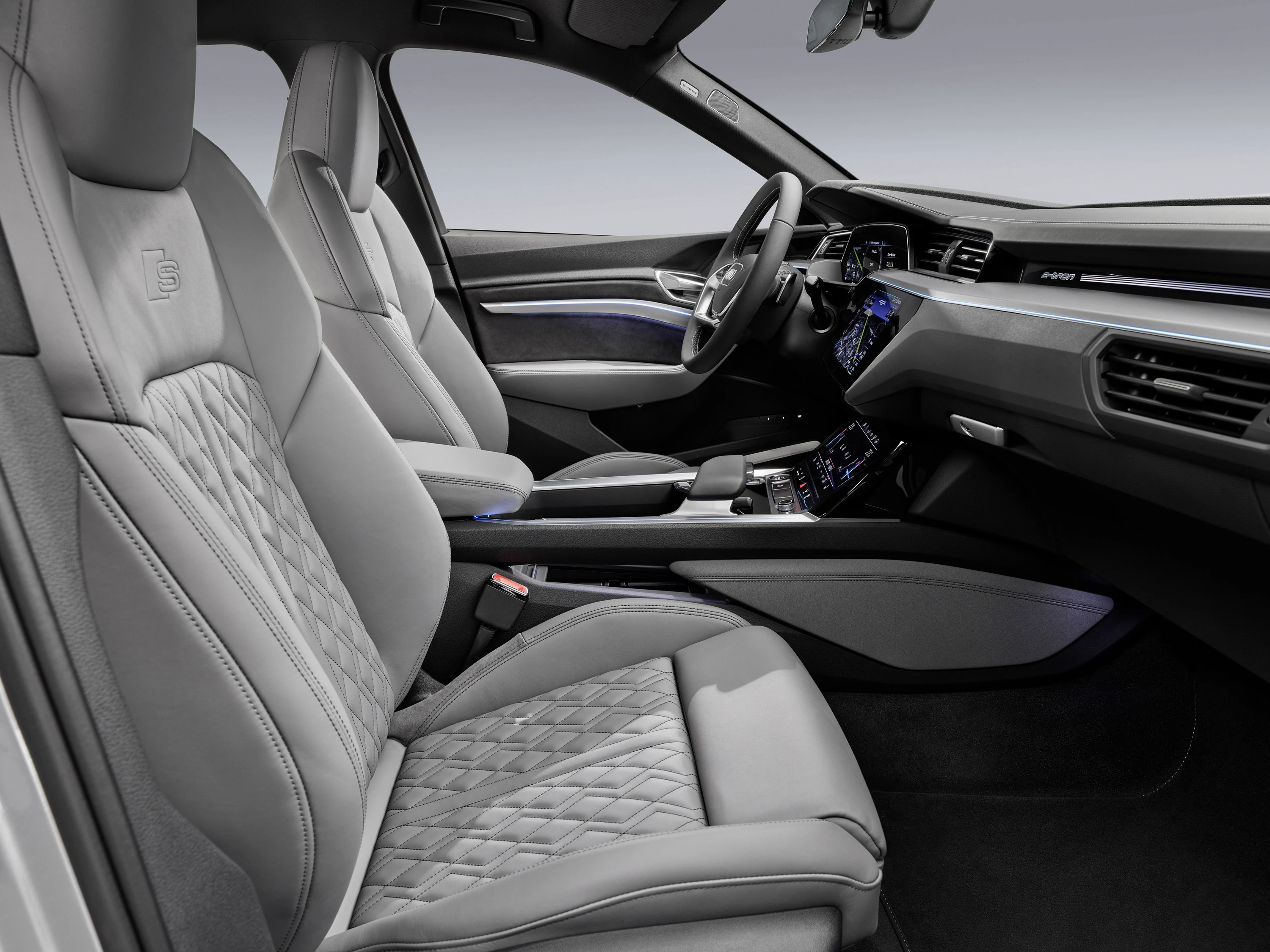 Audi e-tron 50 Sportback frontseats view