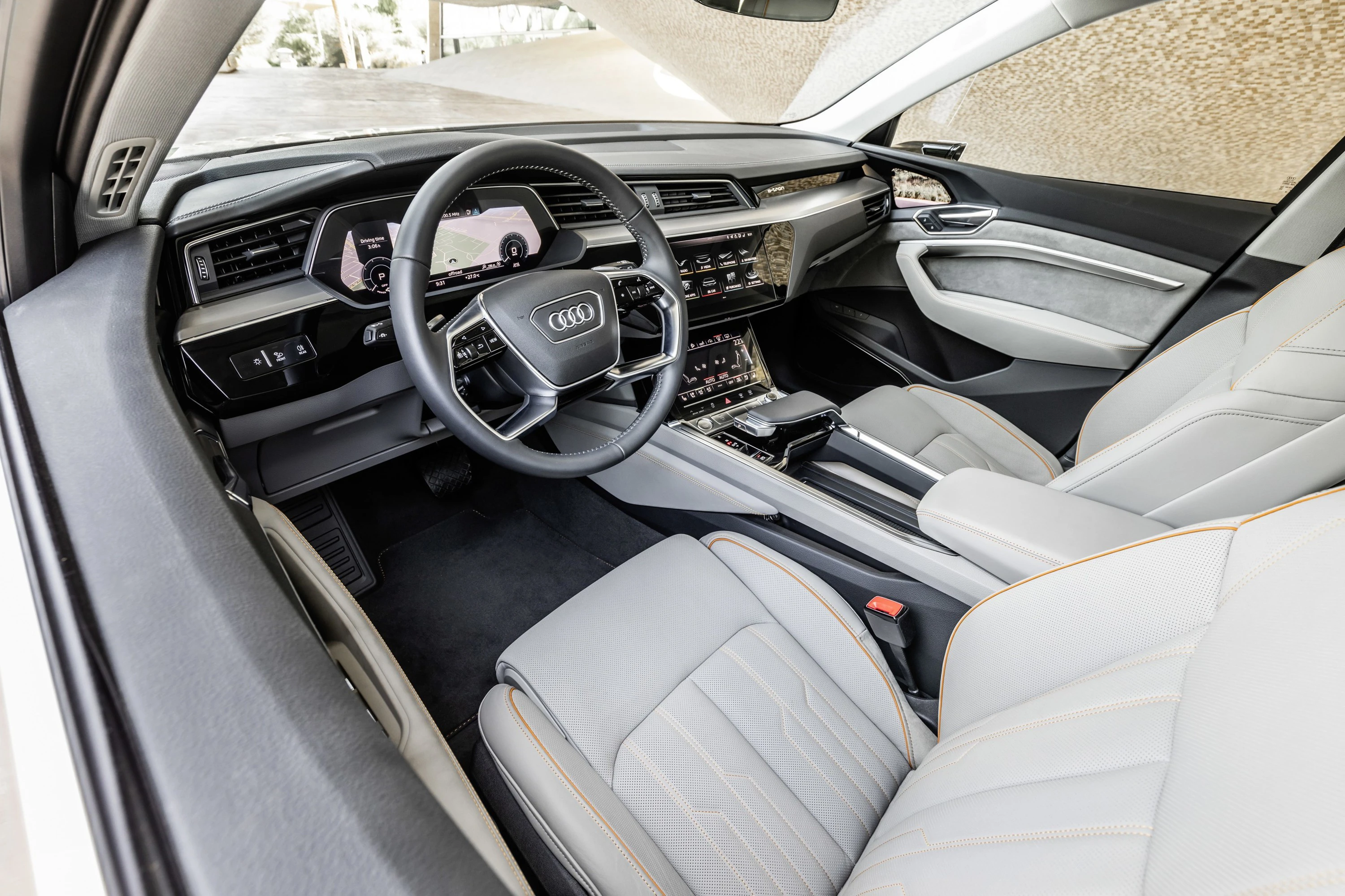 Audi e-tron 55 frontseats view