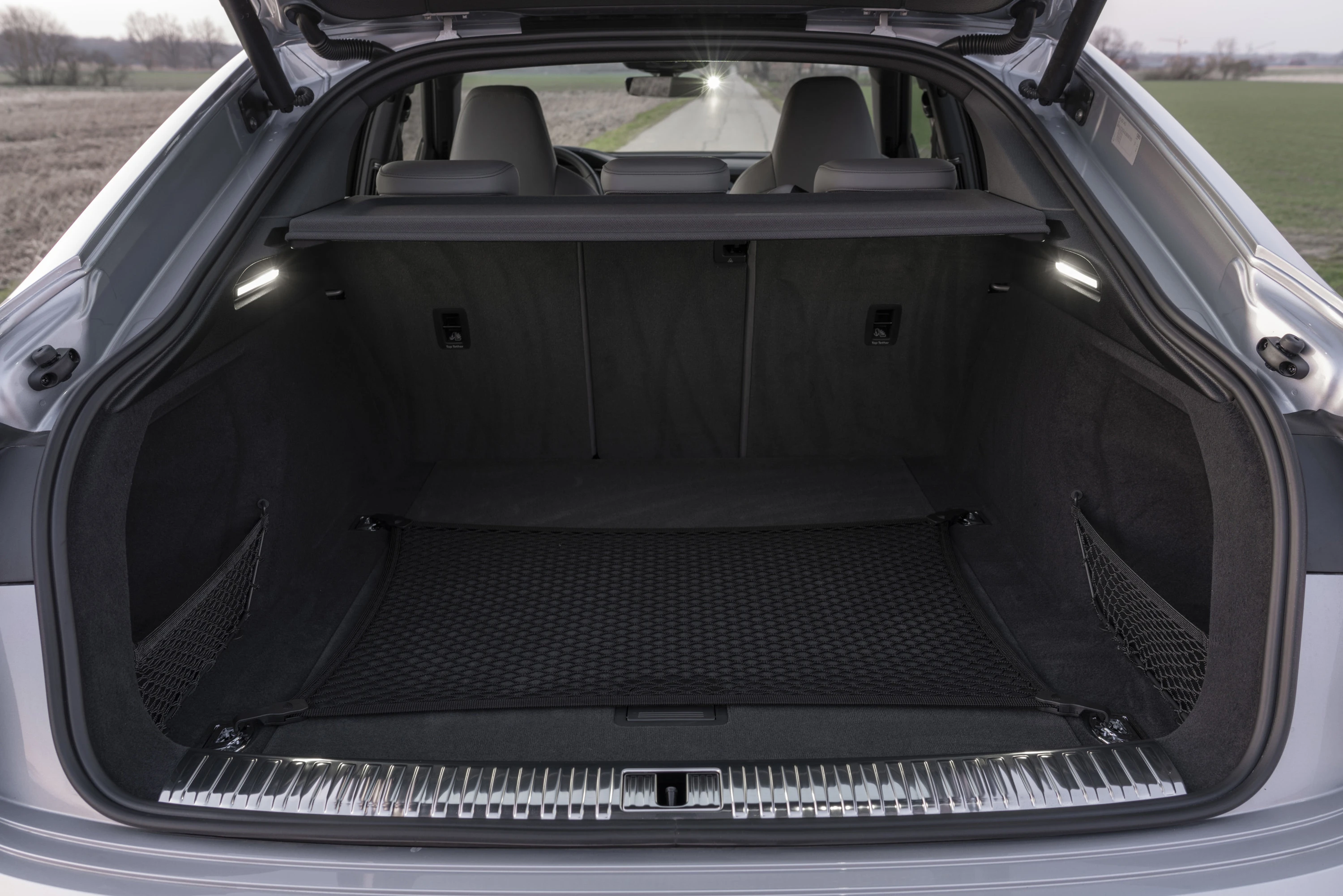 Audi e-tron 55 Sportback trunk view