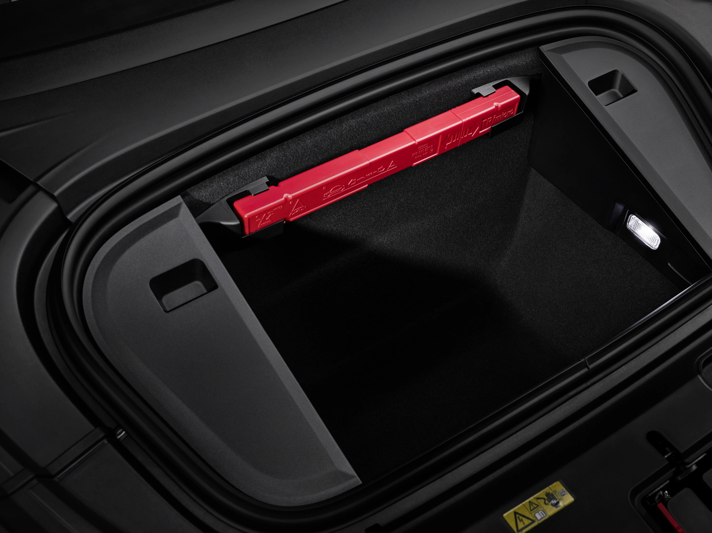 Audi RS e-tron GT (GEN1) frunk view