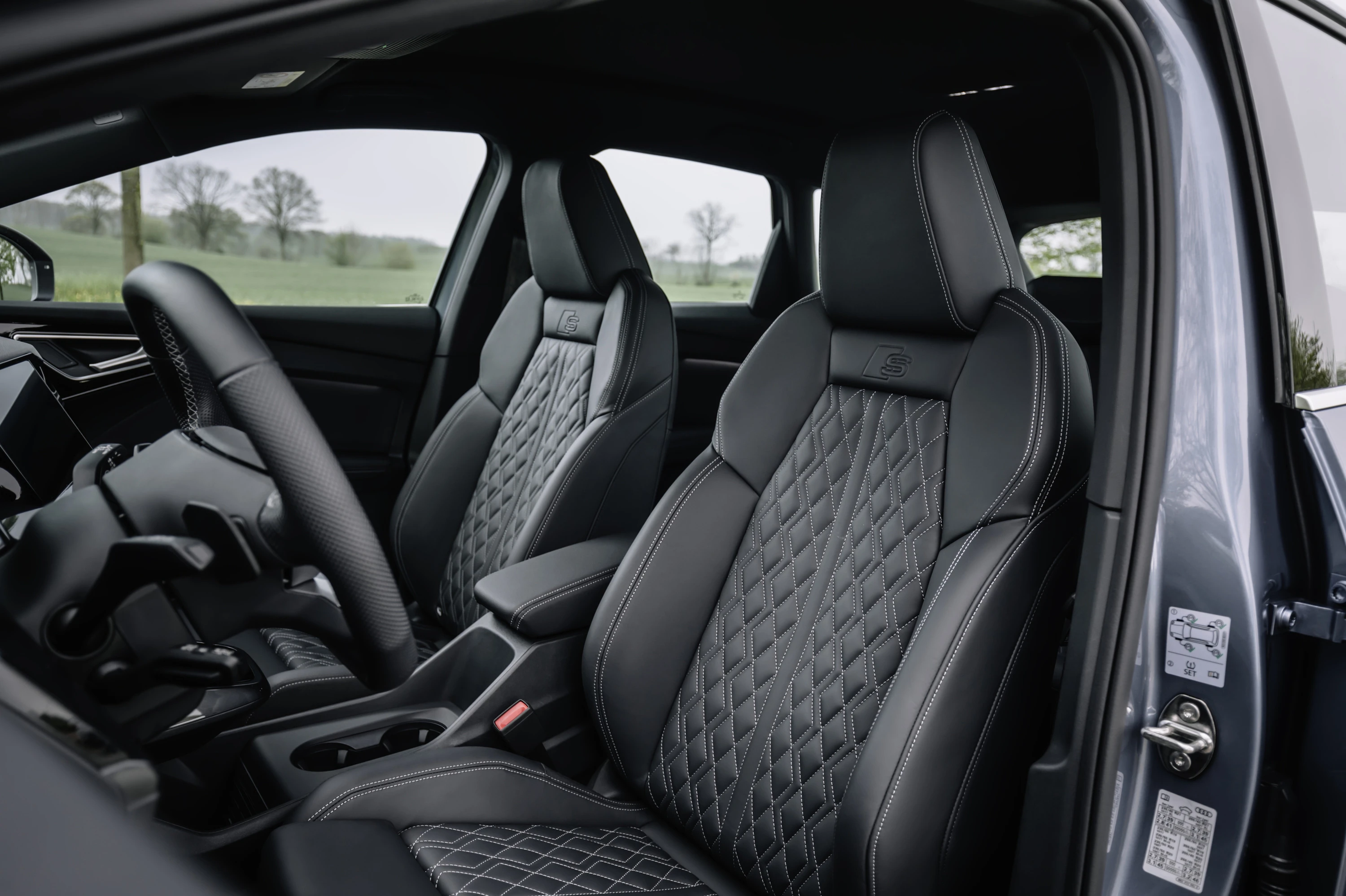 Audi Q4 40 e-tron (GEN1) frontseats view