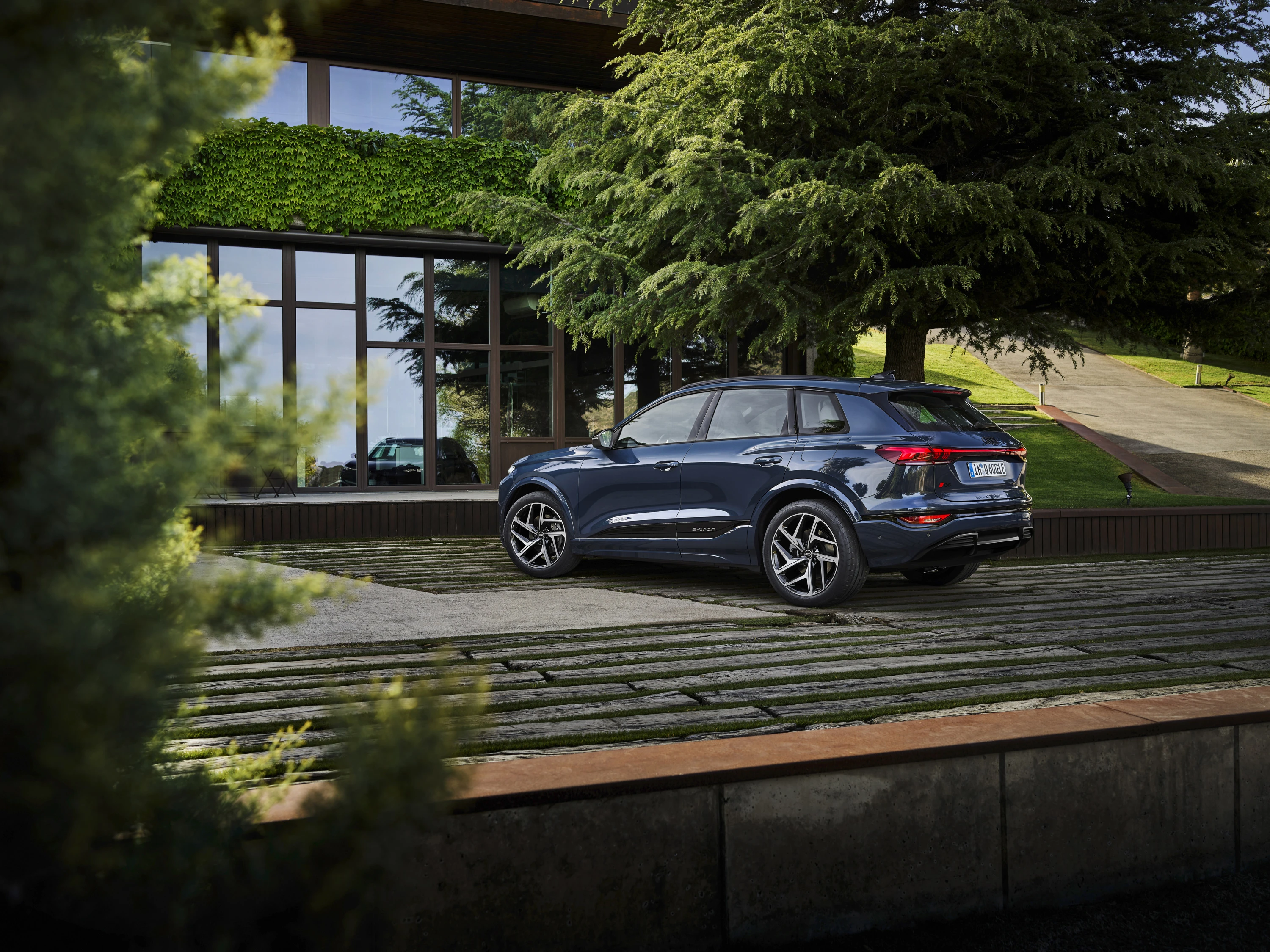 Audi SQ6 e-tron exterior view