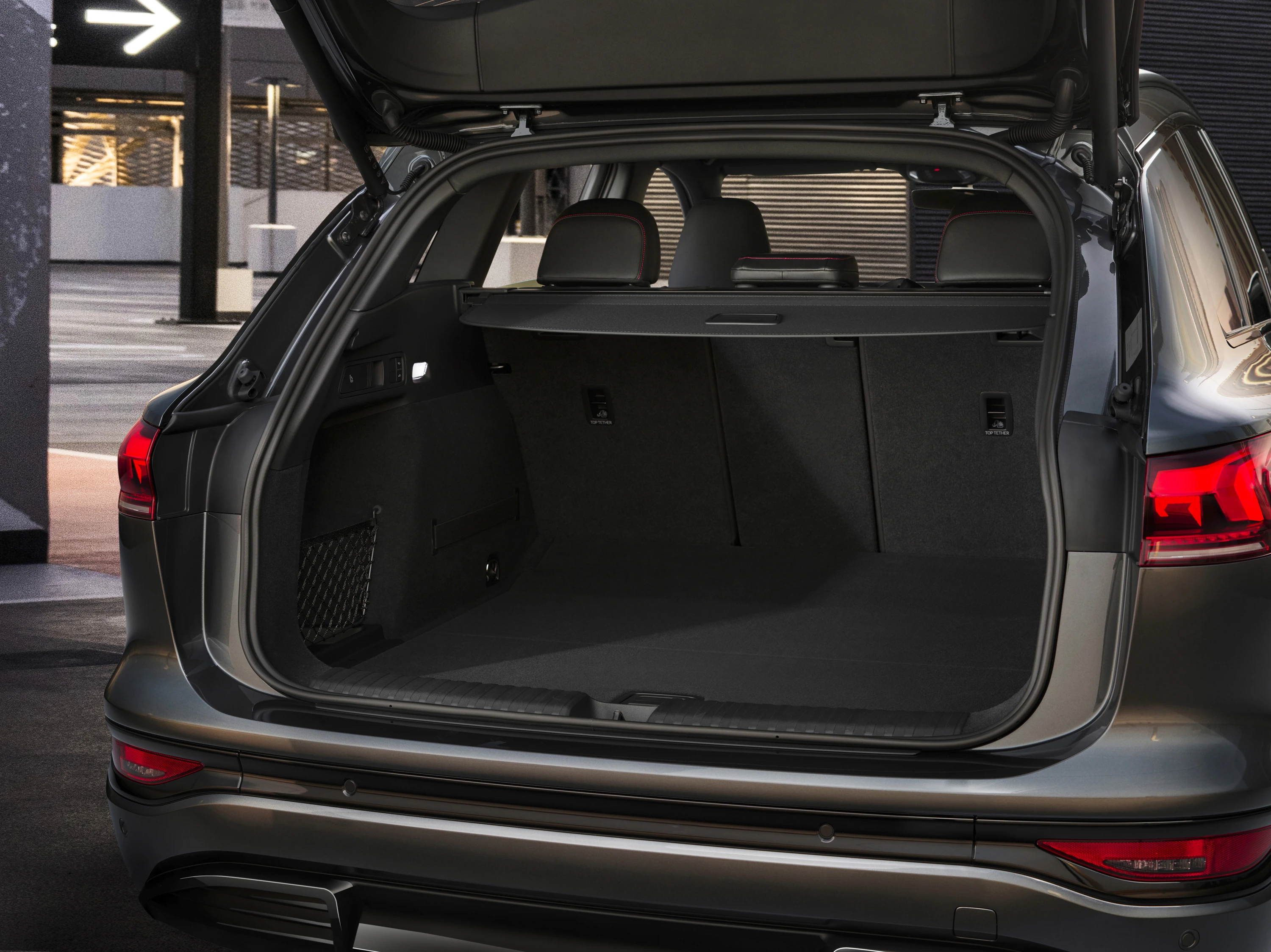 Audi SQ6 e-tron trunk view