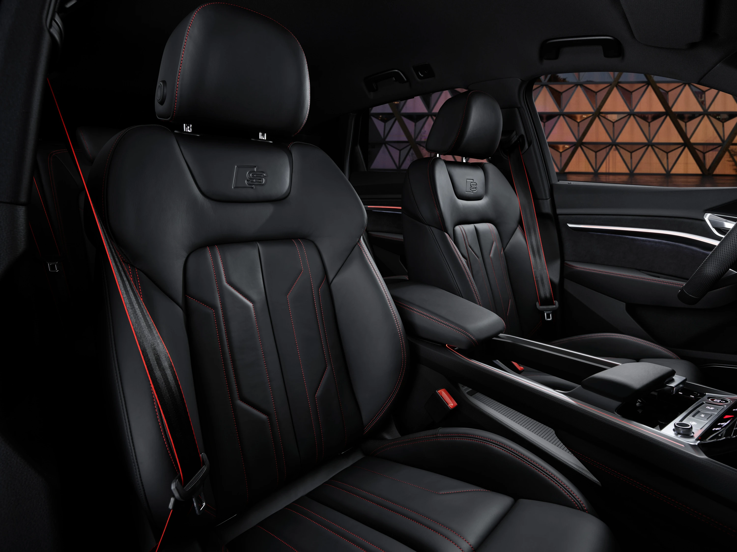 Audi Q8 50 e-tron frontseats view