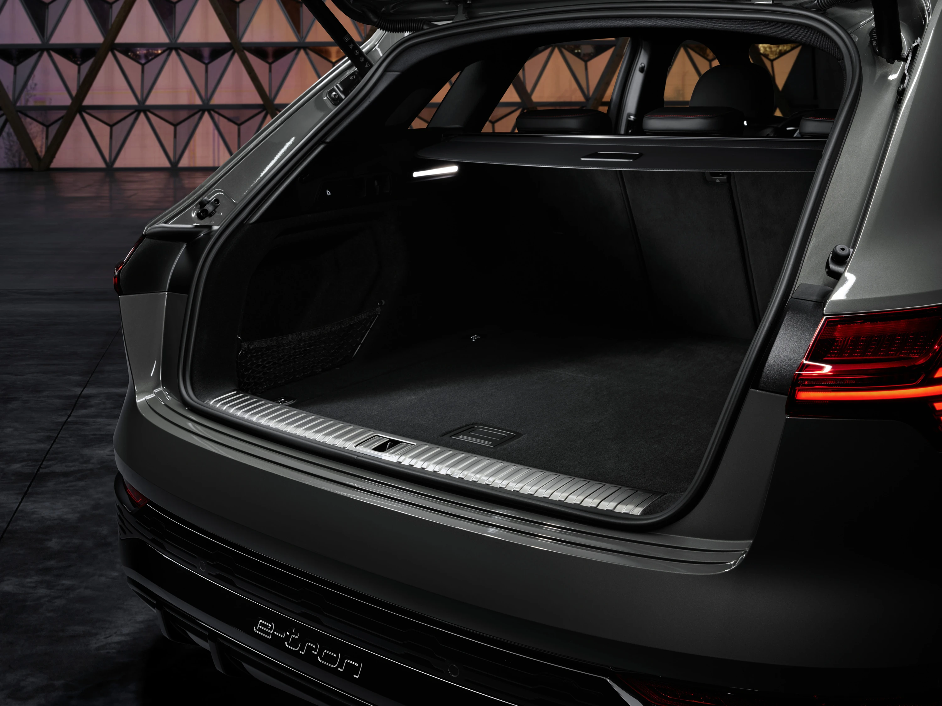 Audi Q8 55 e-tron trunk view