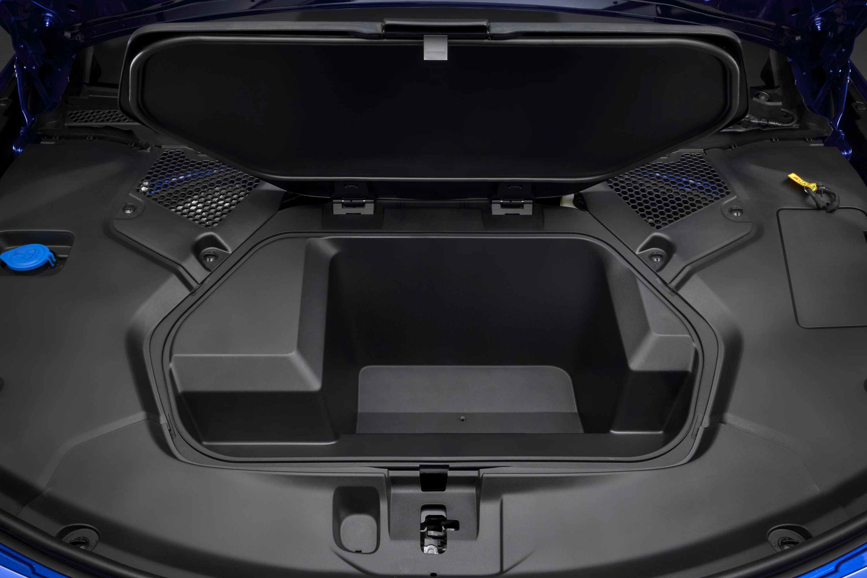 BMW i3 50 xDrive frunk view