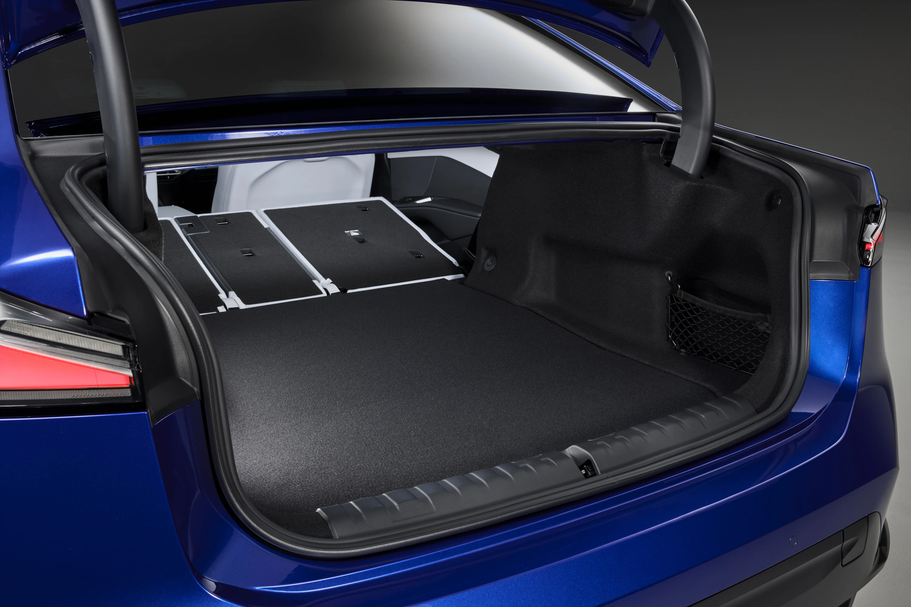 BMW i3 50 xDrive trunk view