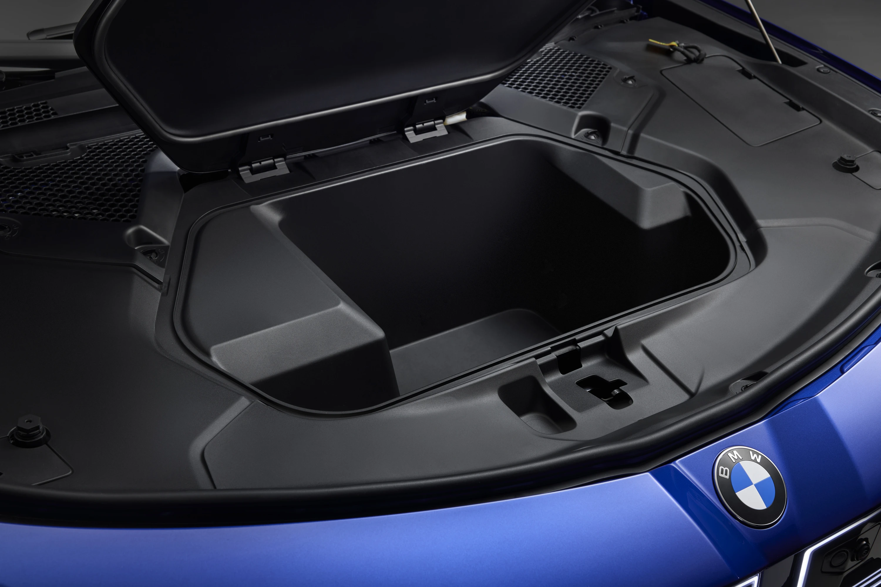 BMW i3 50 xDrive frunk view