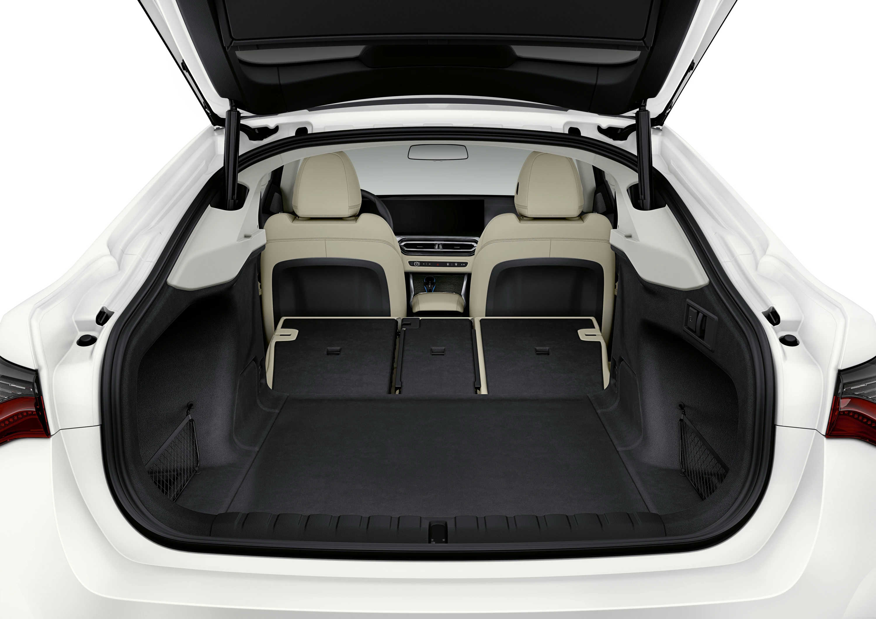 BMW i4 eDrive35 trunk view