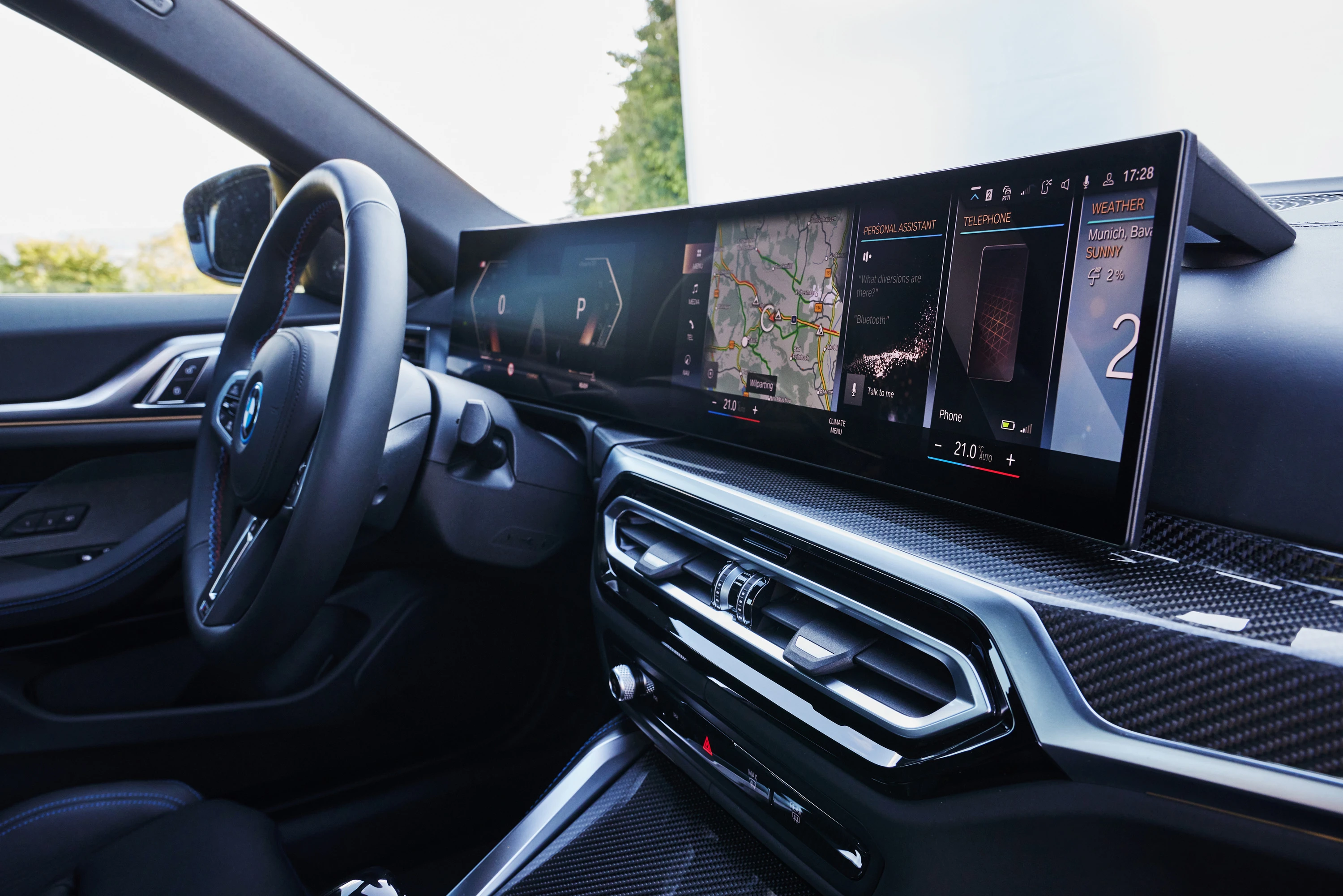 BMW i4 M60 xDrive screens view