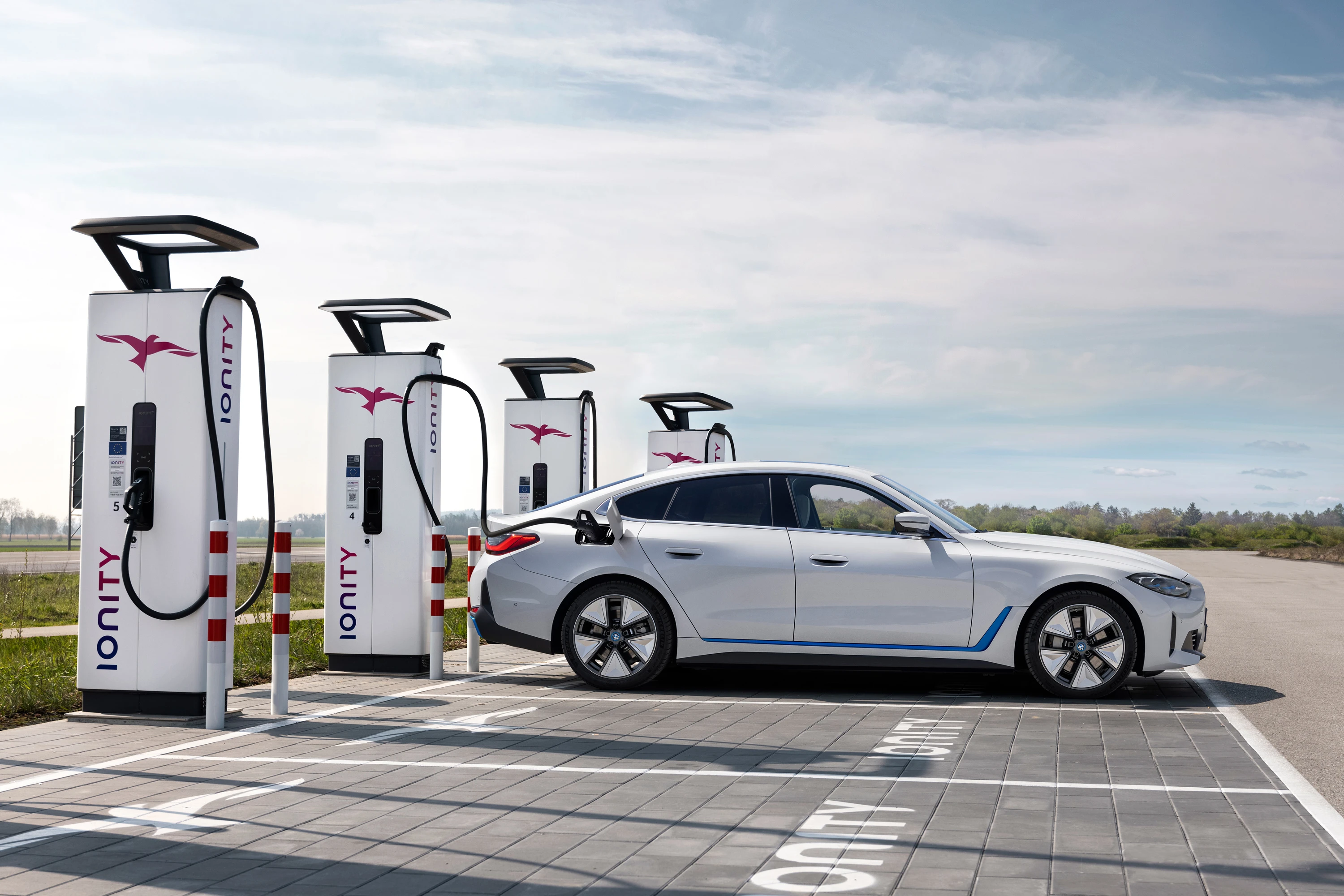 BMW i4 xDrive40 charging view