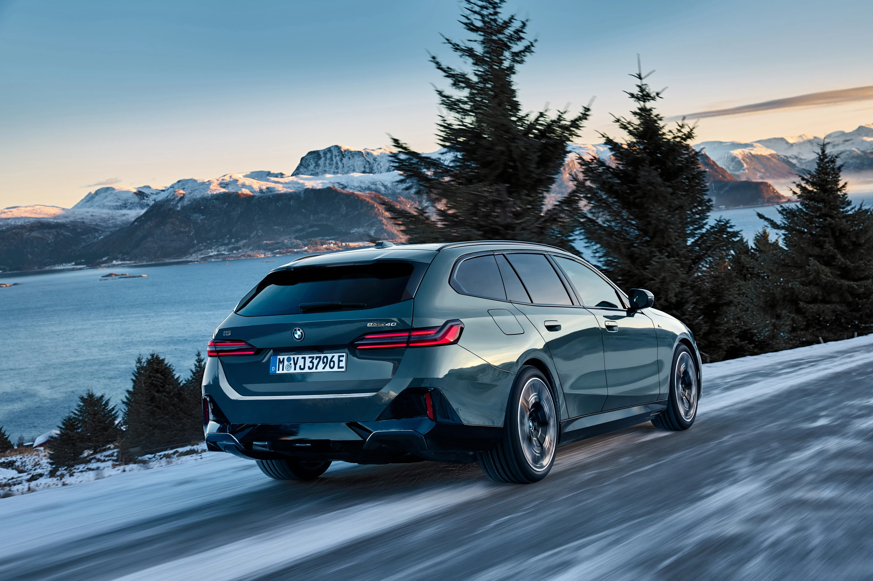 BMW i5 eDrive40 Touring exterior view