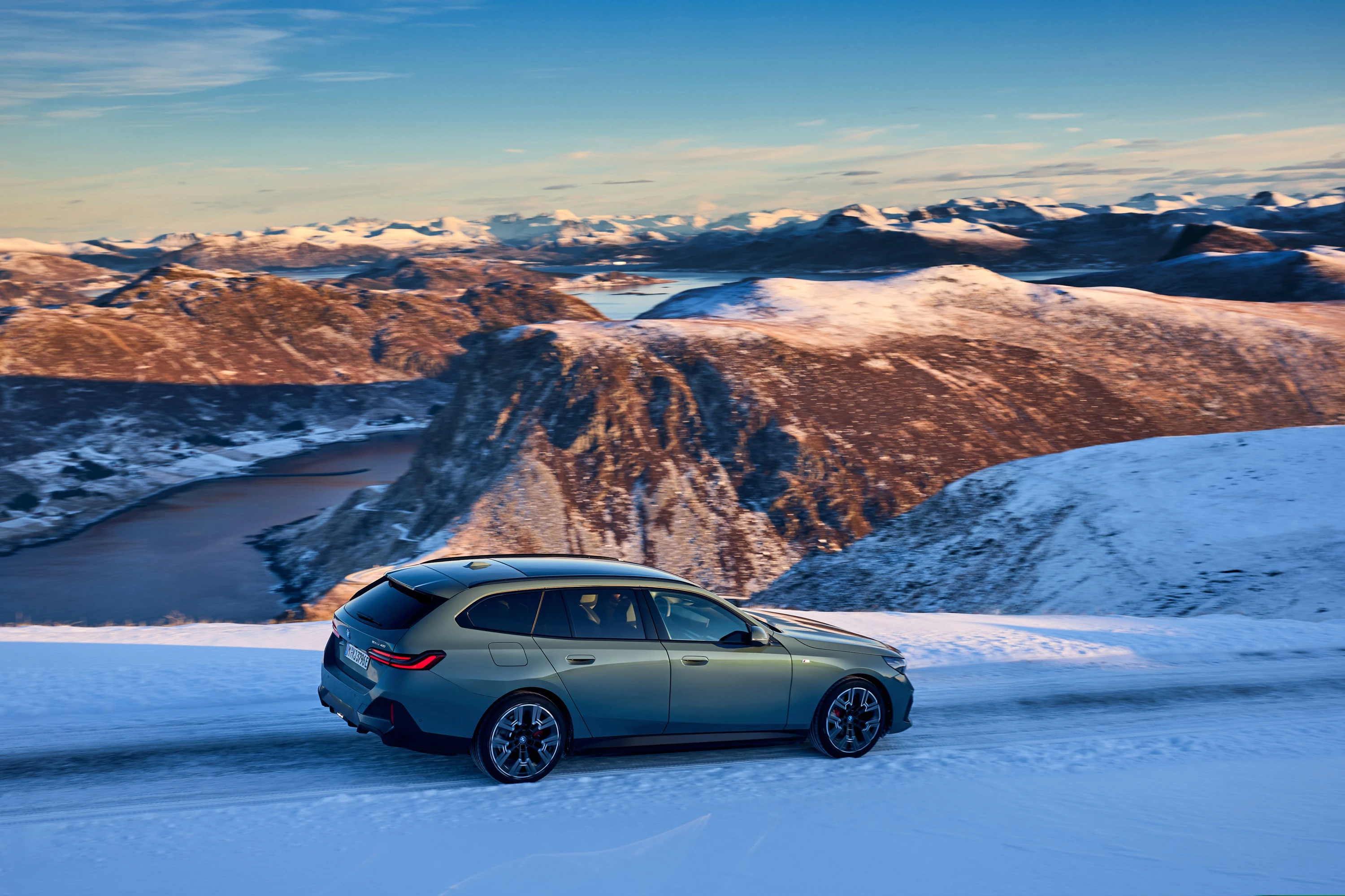 BMW i5 eDrive40 Touring exterior view