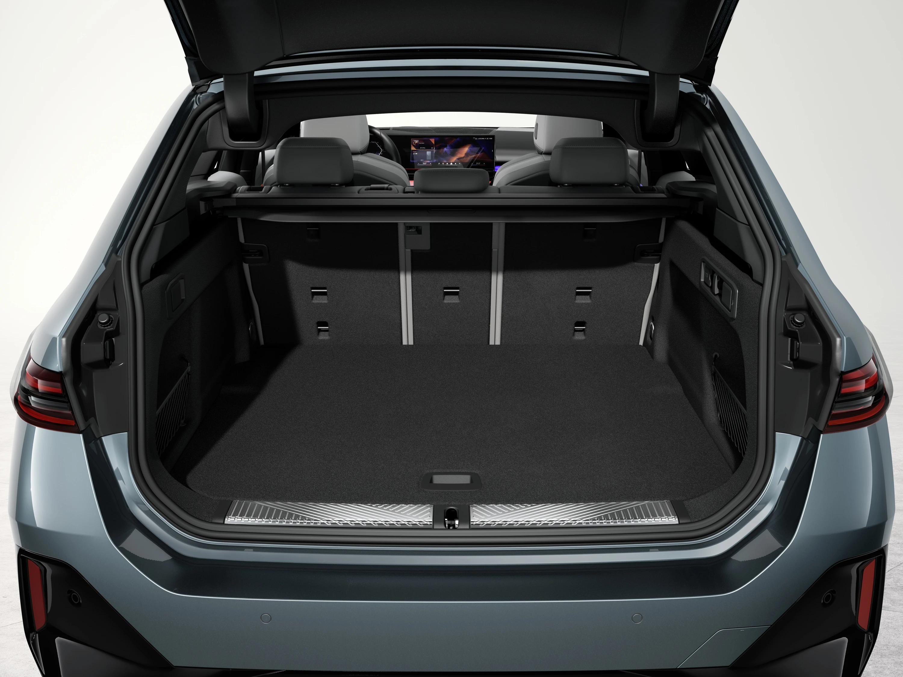 BMW i5 eDrive40 Touring trunk view