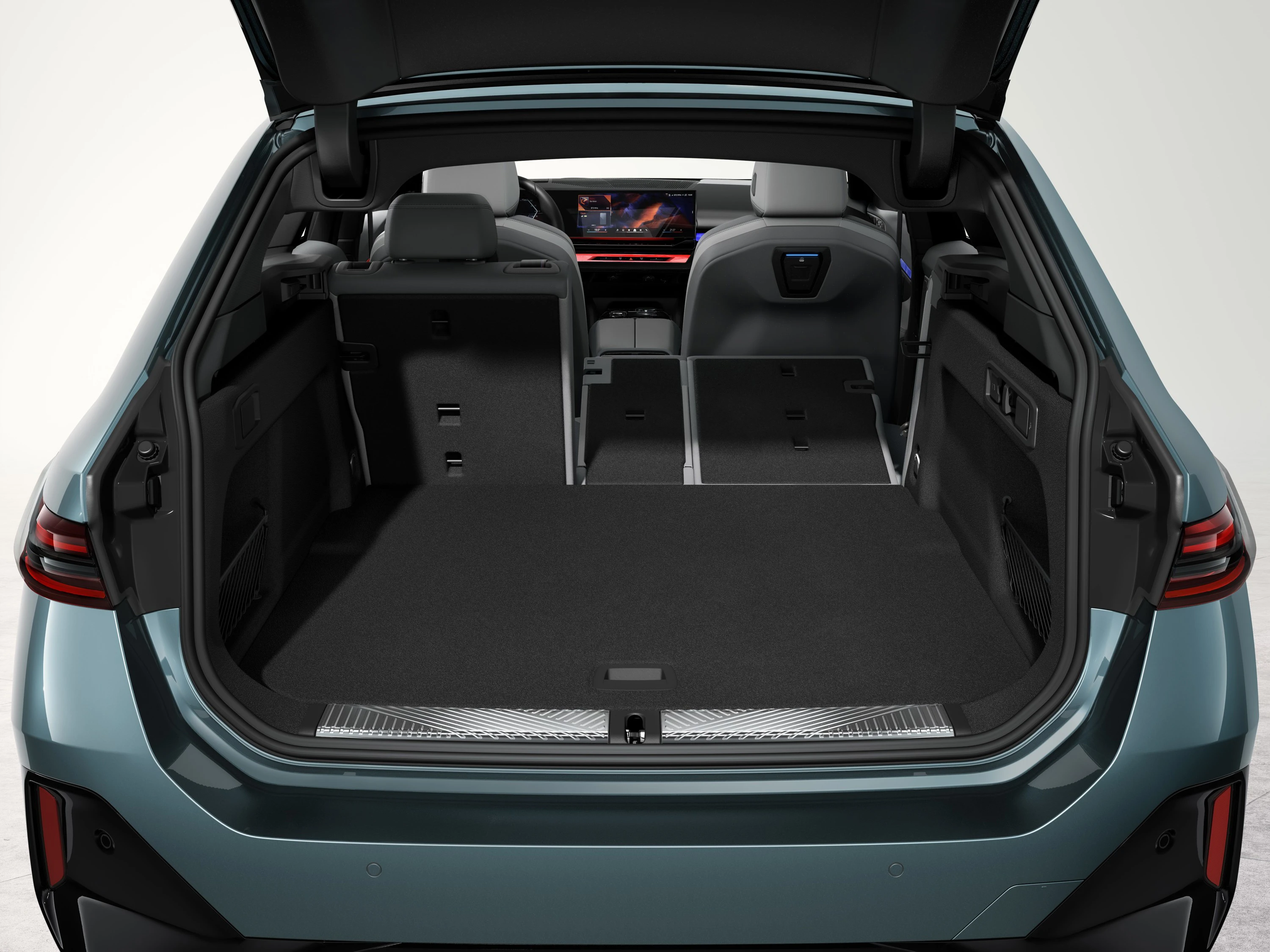 BMW i5 eDrive40 Touring trunk view