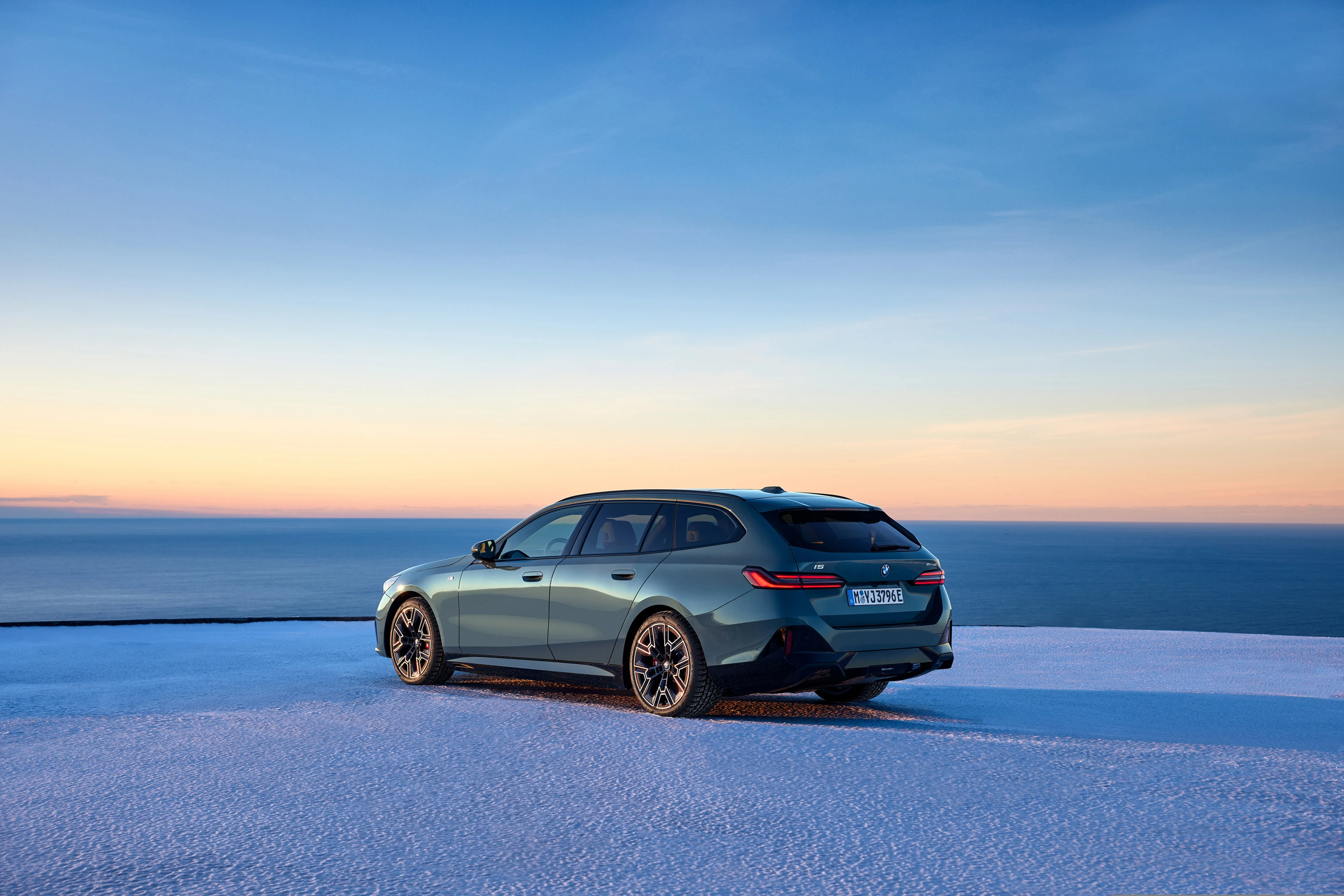 BMW i5 M60 xDrive Touring exterior view