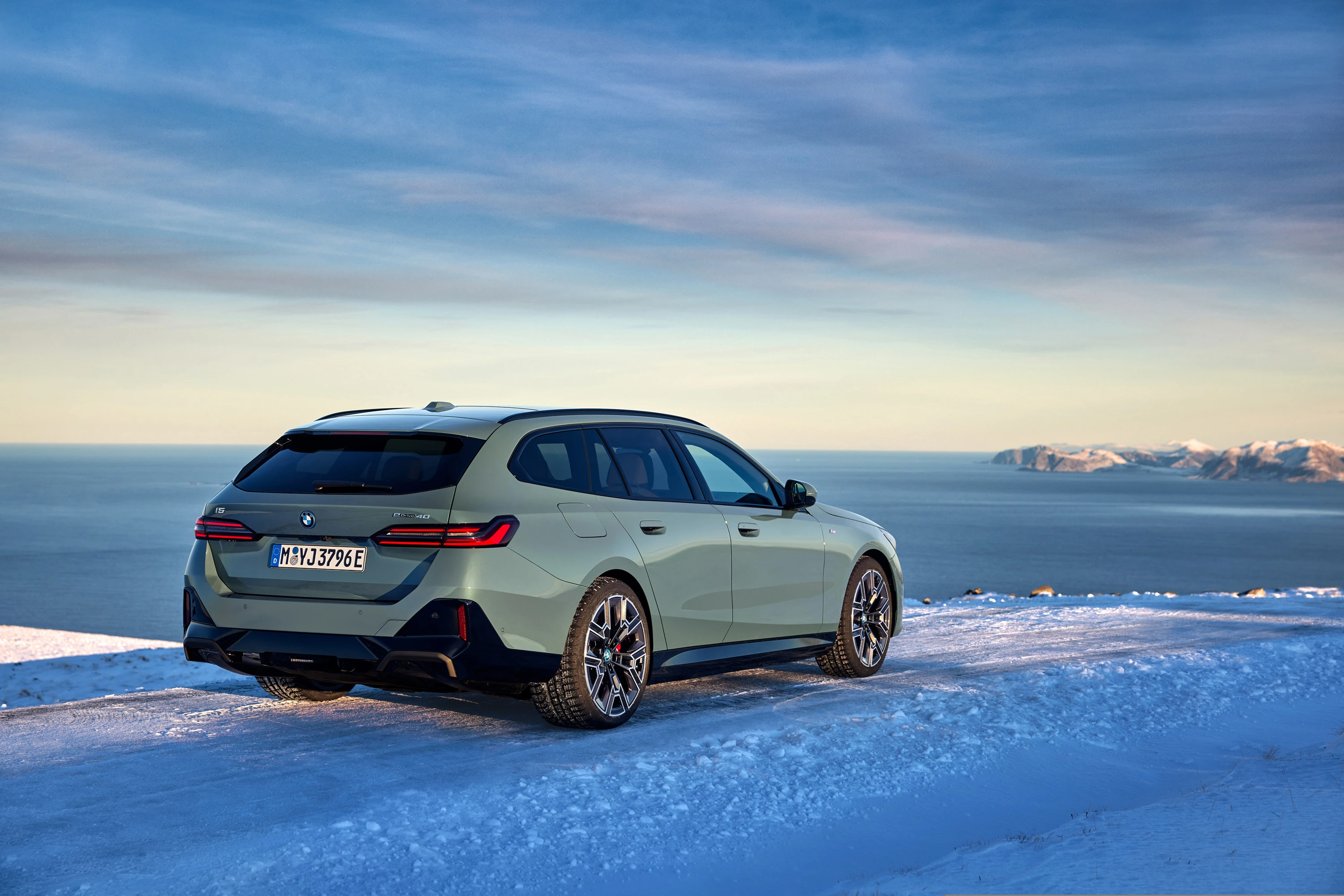 BMW i5 M60 xDrive Touring exterior view