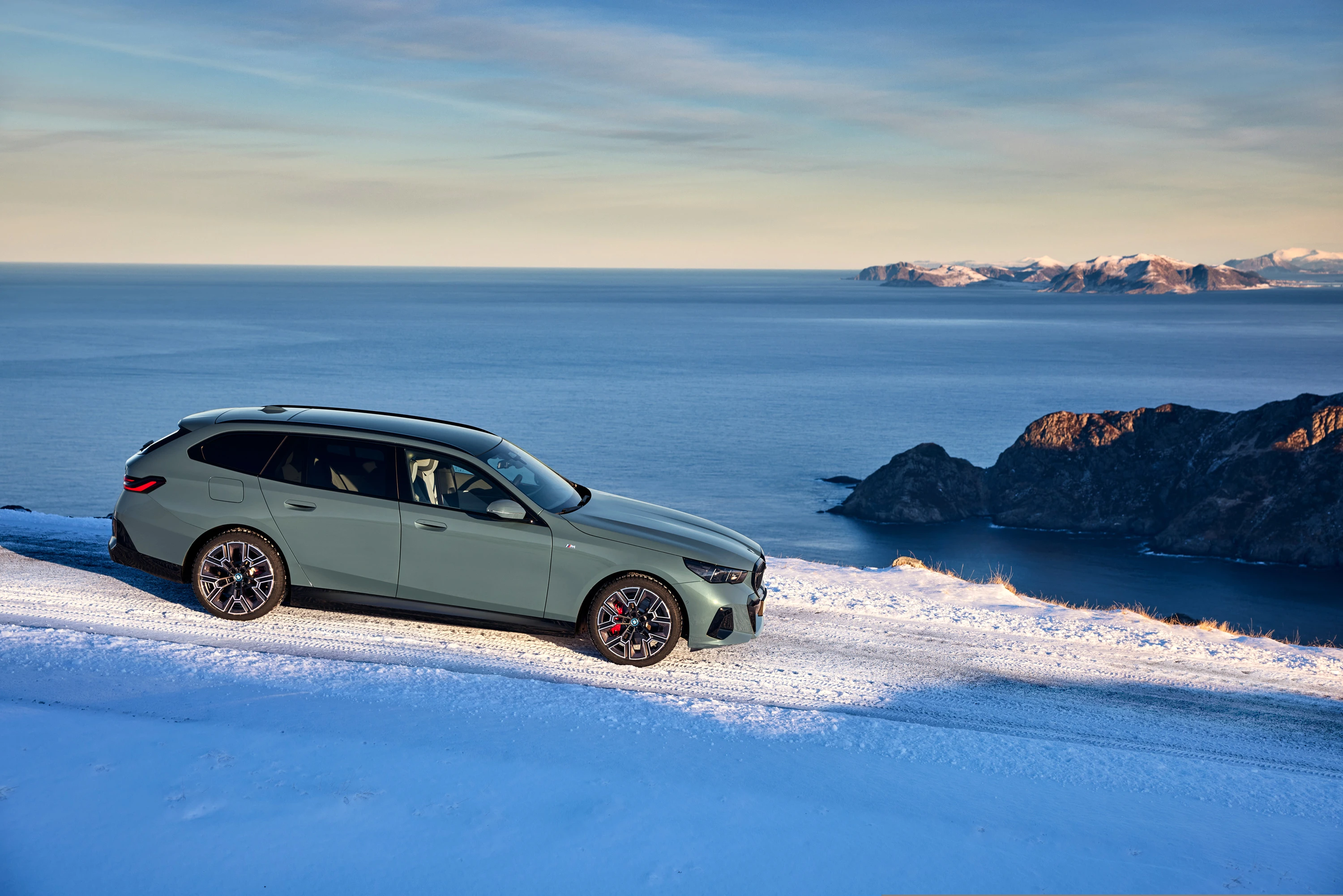 BMW i5 M60 xDrive Touring exterior view