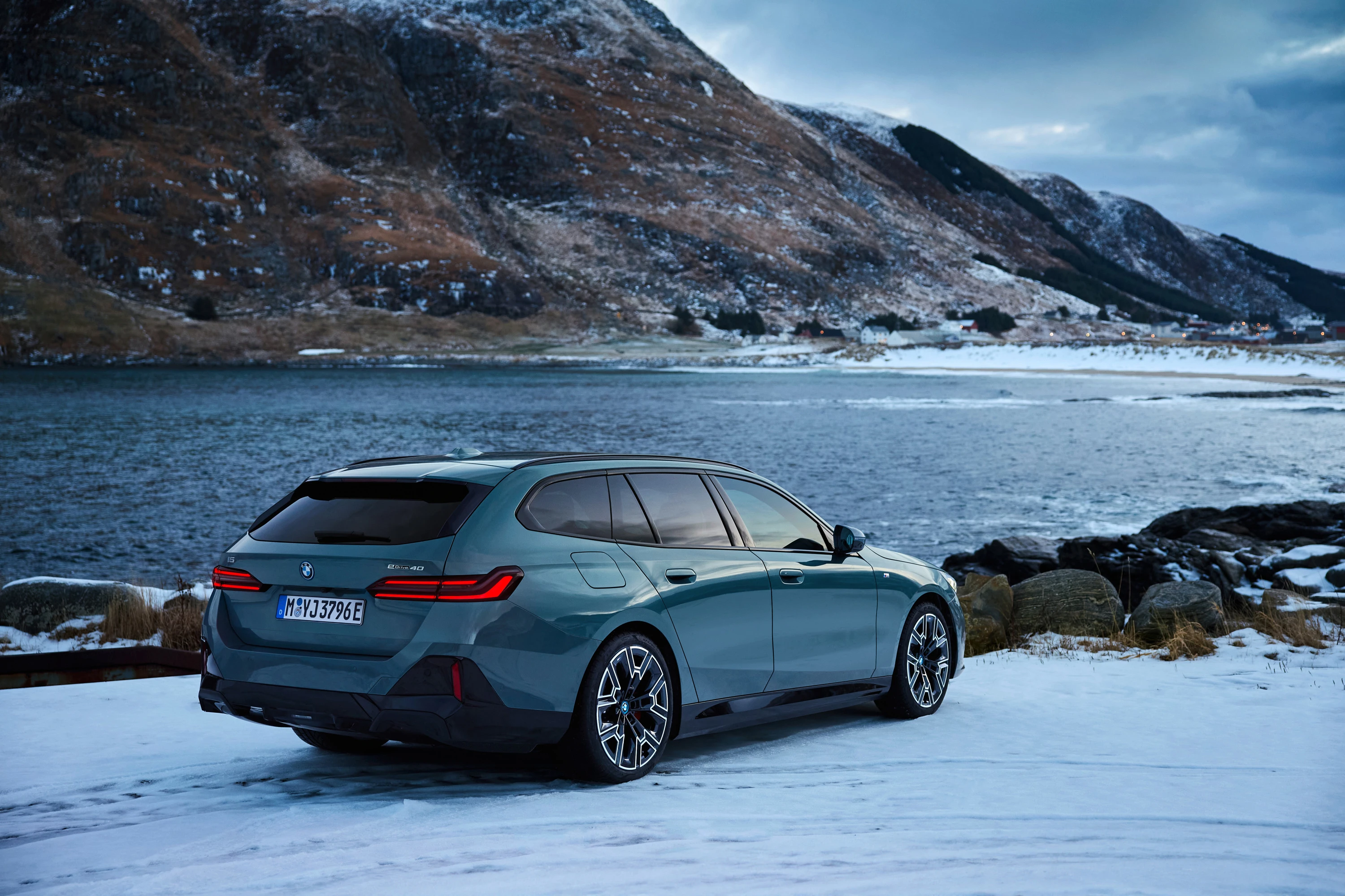 BMW i5 M60 xDrive Touring exterior view