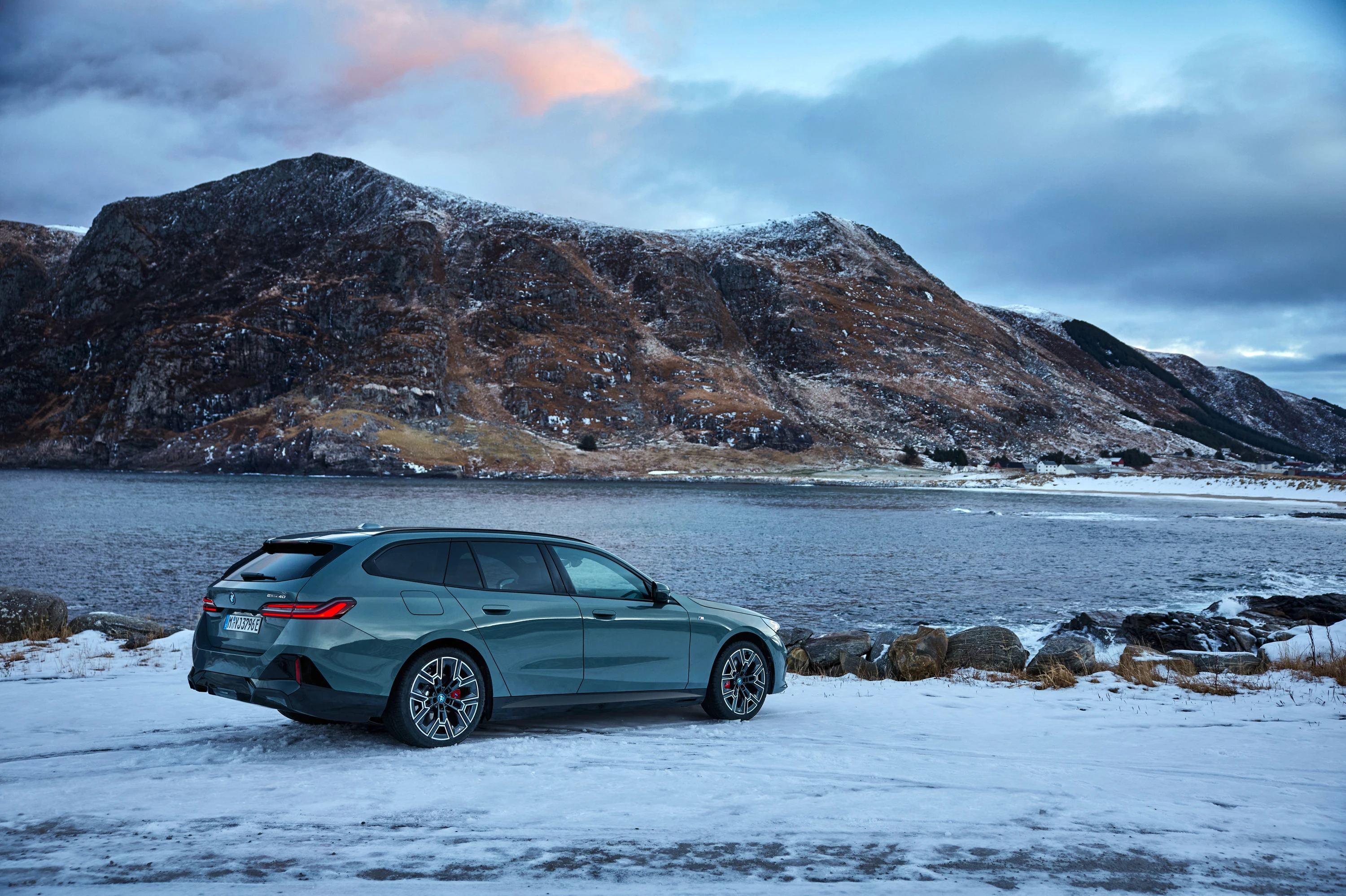 BMW i5 M60 xDrive Touring exterior view