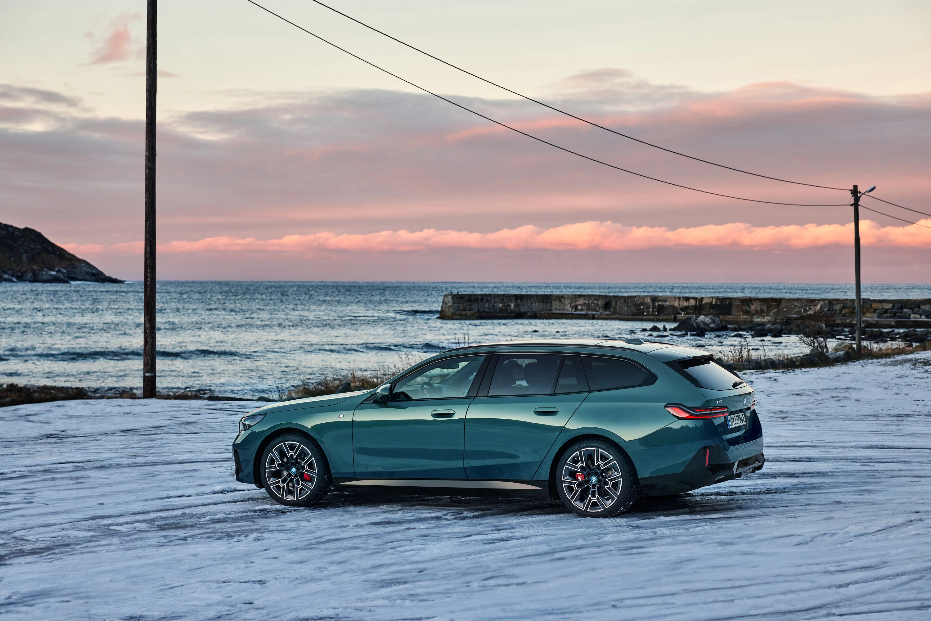 BMW i5 M60 xDrive Touring exterior view