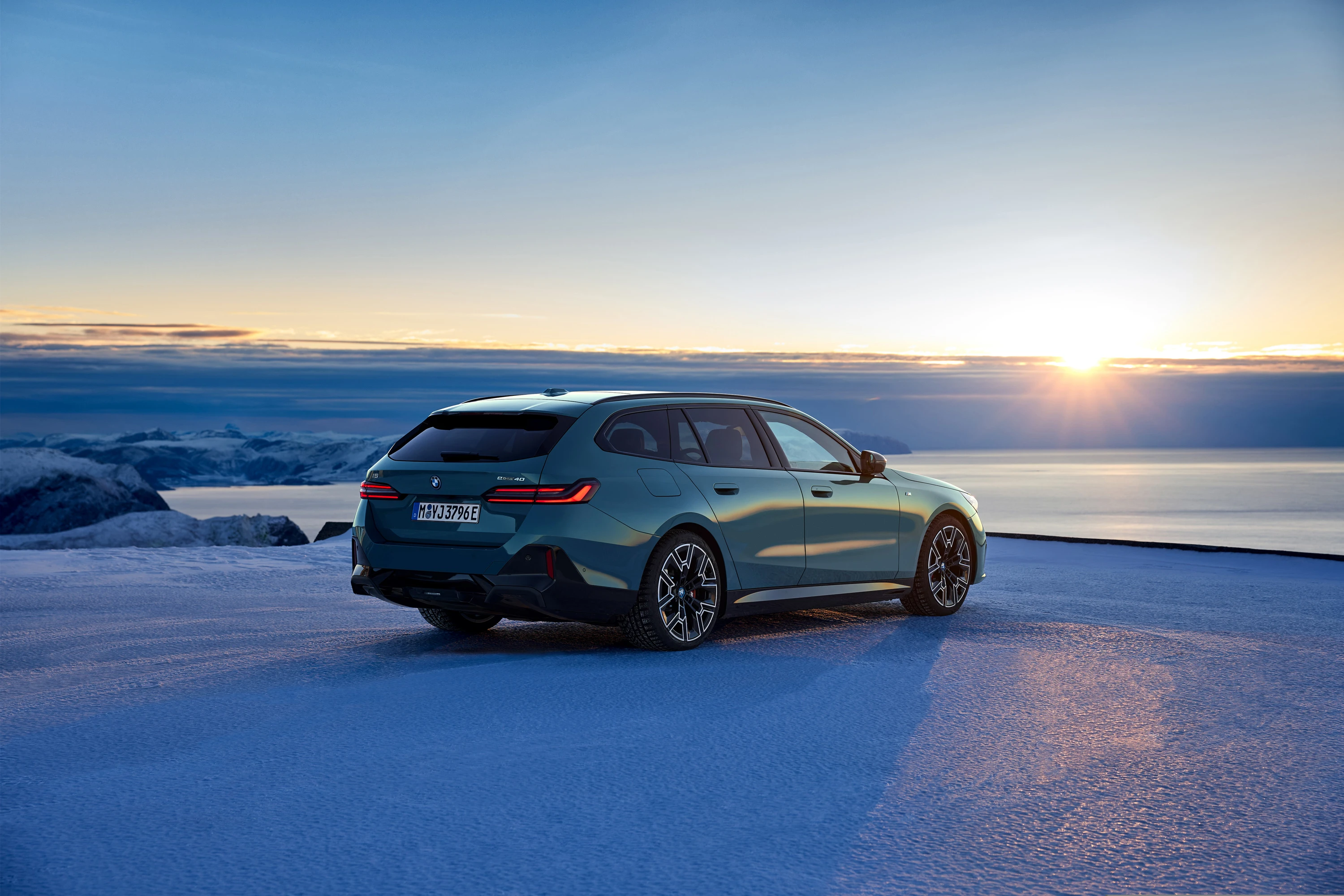 BMW i5 M60 xDrive Touring exterior view