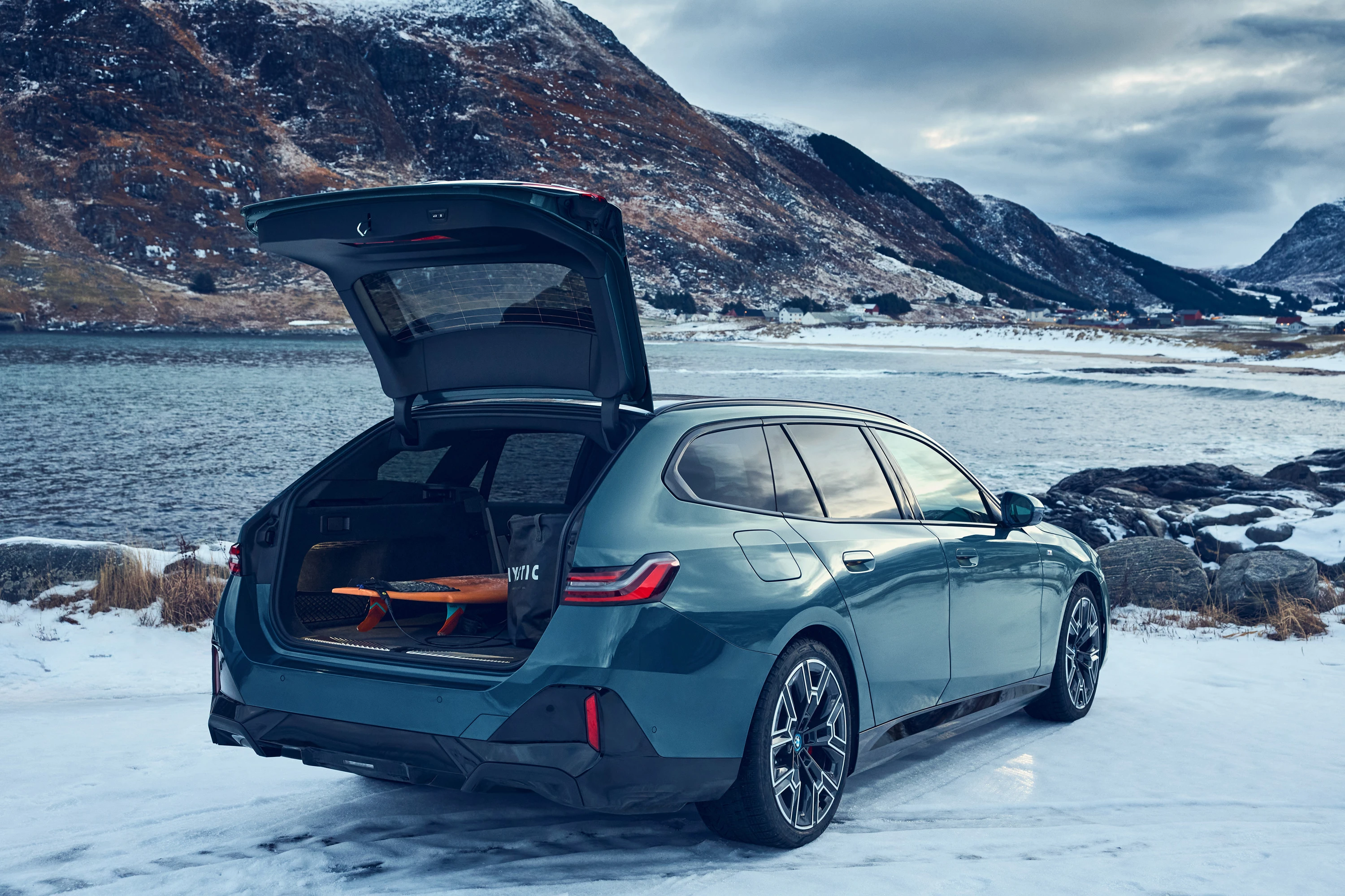 BMW i5 M60 xDrive Touring trunk view